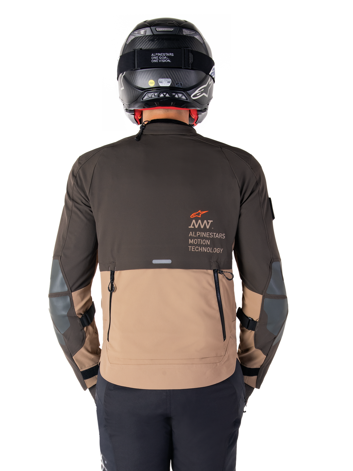 Alpinestars AMT-8 Stretch Drystar® XF jakke, set bagfra, mørkebrunt og mørkt khaki tofarvet design, med Alpinestars Motion Technology-branding, baglomme med lynlås og beskyttende albuepaneler, adventure touring motorcykelbeklædning