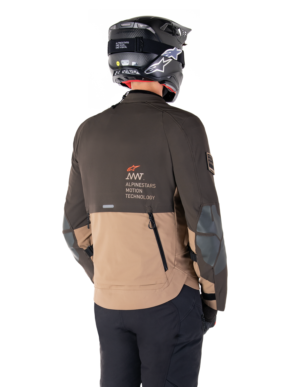 Alpinestars AMT-8 Stretch Drystar® XF jakke, adventure motorcykeljakke, mørkebrun og mørk khaki, set bagfra med AMT Alpinestars Motion Technology-branding, tofarvet tekstildesign med ventilationslynlåse bagpå og bagudstødning i skifertagdesign, båret med sort hjelm og kørebukser
