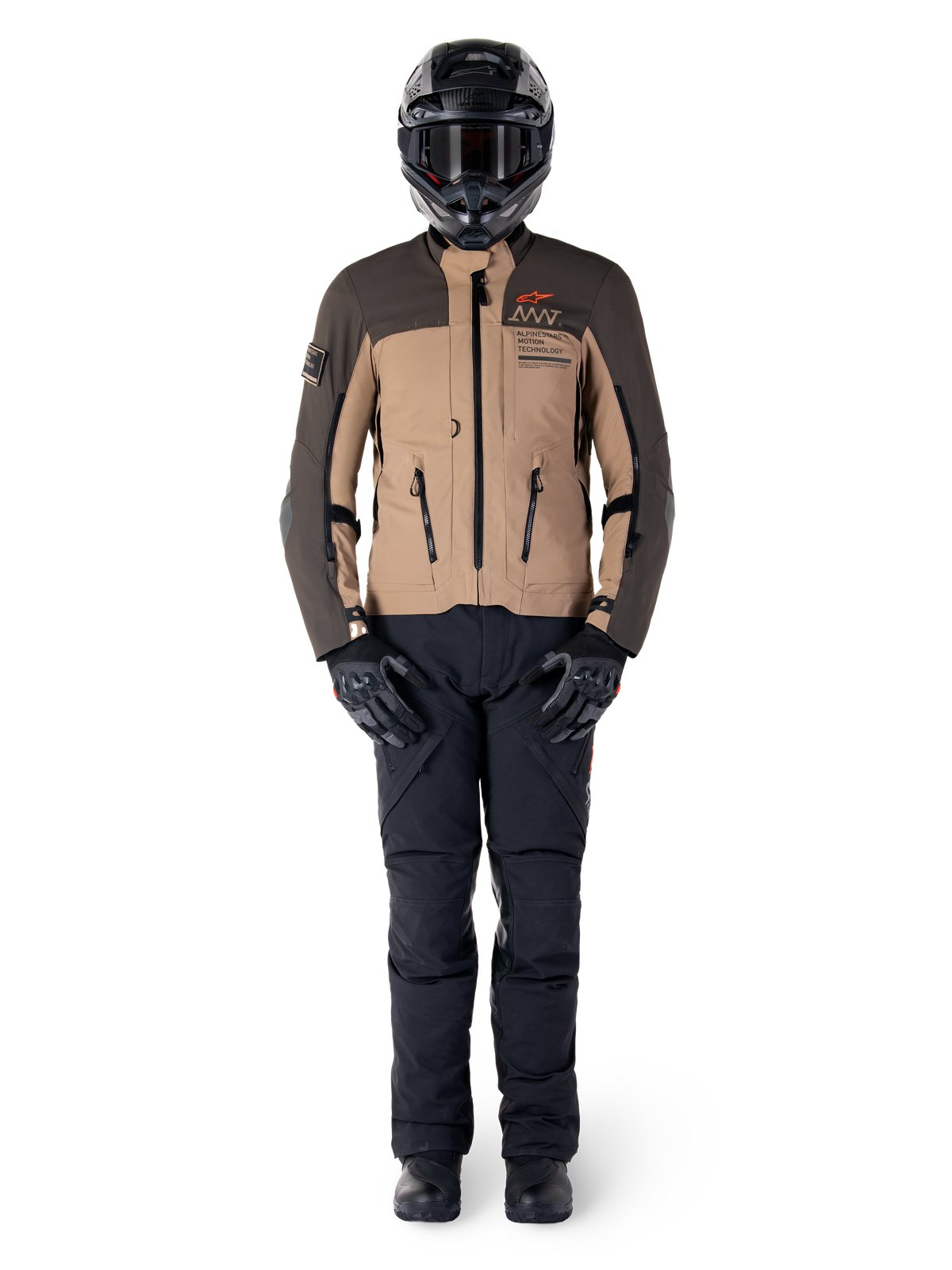 Alpinestars AMT-8 Stretch Drystar® XF jakke, adventure motorcykeljakke, mørkebrun og mørk khaki, båret med sort hjelm, motorcykelbriller, sorte handsker, sorte bukser og sorte støvler, med brystventilationsporte og AMT-branding, koordineret udstyr til adventure touring
