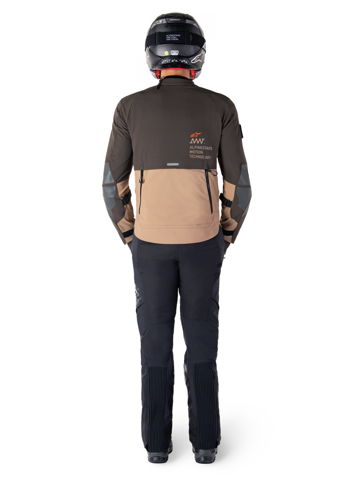 Alpinestars AMT-8 Stretch Drystar® XF jakke, adventure touring-jakke, mørkebrun og mørk khaki, set bagfra med Alpinestars Motion Technology-branding på ryggen, båret med sorte bukser og sort full-face hjelm, performance-stræktekstil til adventure-motorcykeludstyr