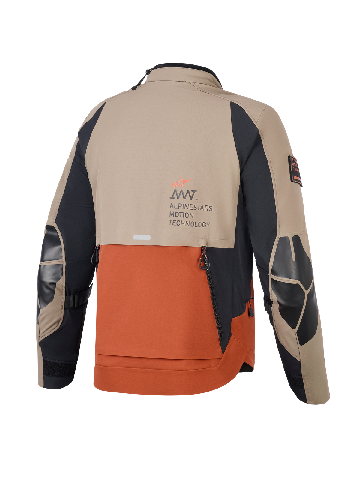 Alpinestars AMT-8 Stretch Drystar® XF jakke, Walnut Rust Black, set bagfra med sandfarvede og rustfarvede paneler og sorte ærmer, Alpinestars Motion Technology-branding på ryggen, forstærkede albuelapper og ventilation i skifertag-design til adventure-motorcykelkørsel.