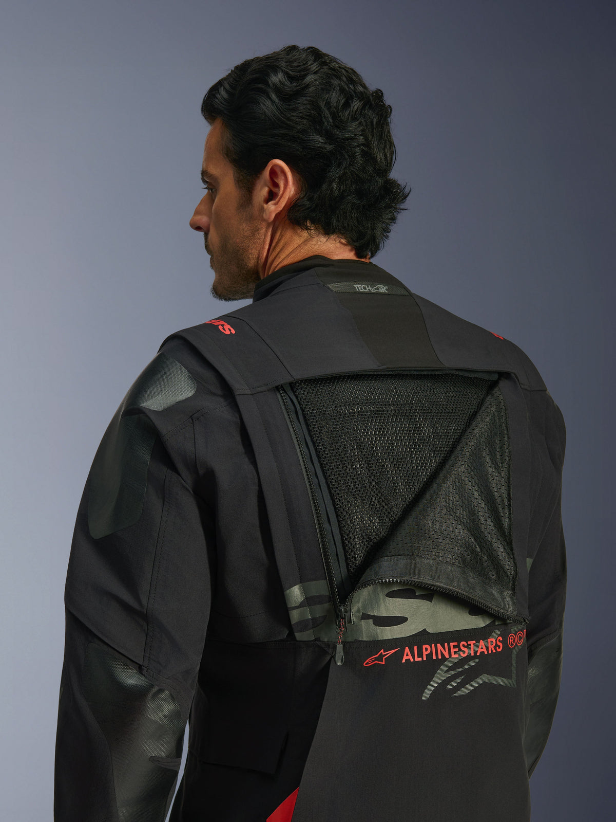 Alpinestars Halo Pro Drystar® XF lamineret jakke, adventure motorcykeljakke, Black Dark Shadow, set bagfra med åbent modulært ventilationspanel, der afslører et stort mesh-område, rød Alpinestars-branding, Tech-Air® Ready-logo på kraven, holdbar tekstilkonstruktion til kørsel i alle terræner