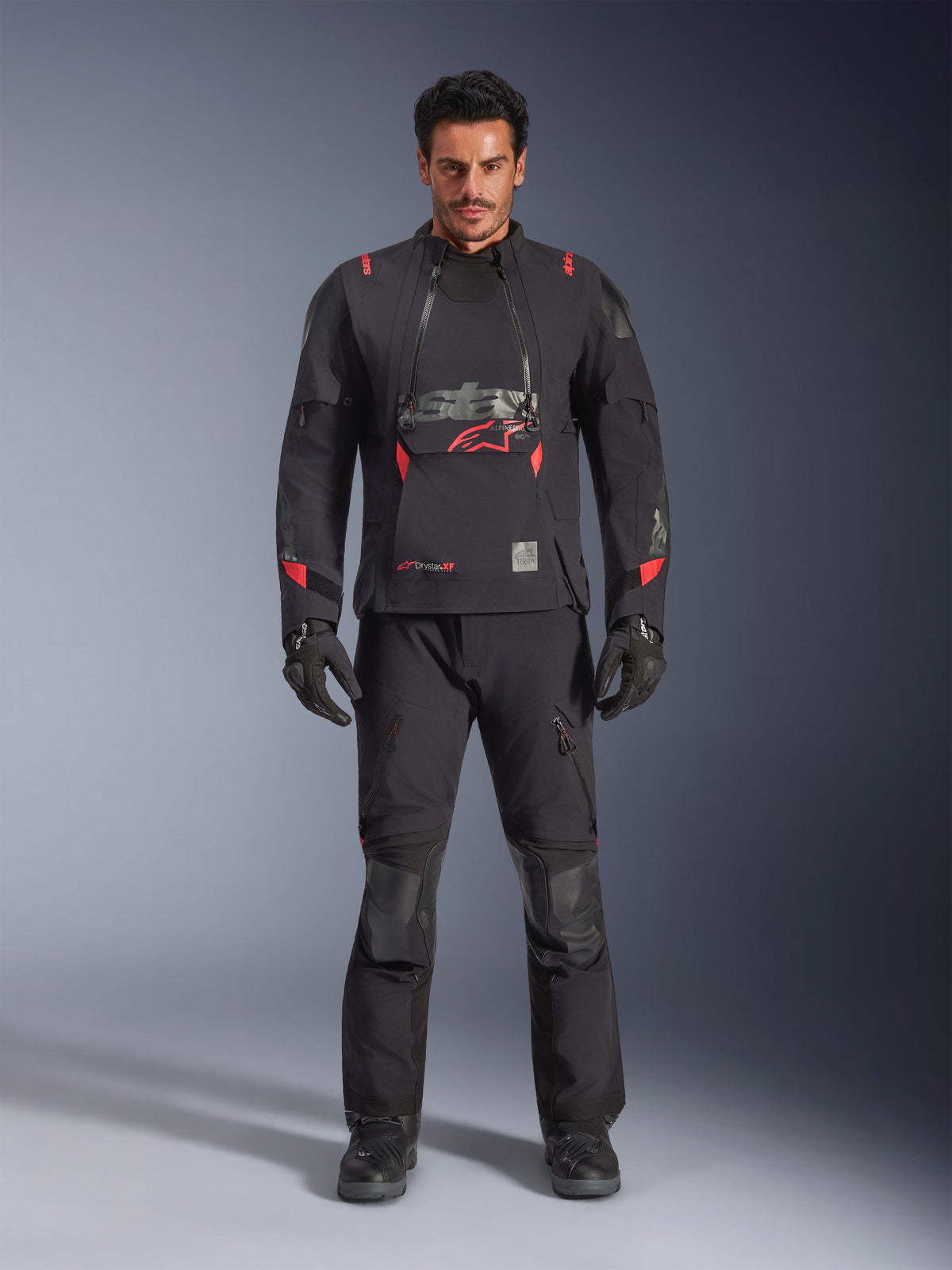 Alpinestars Halo Pro Drystar® XF lamineret jakke, Black Dark Shadow med røde detaljer, adventure-motorcykeludstyrssæt inklusiv matchende bukser og handsker, modulært tekstildesign med frontventilationspaneler og fremtrædende brystlogo.