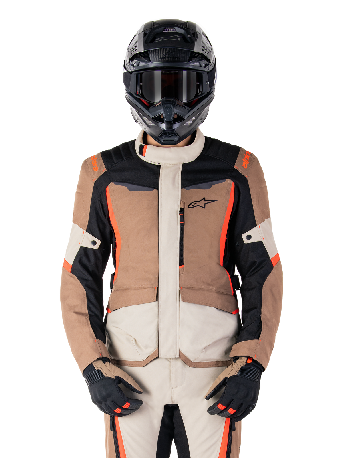 Alpinestars ST-1 vandtæt jakke, mørk khaki sand sort rød fluo, båret af en kører med sort hjelm og handsker, adventure touring-udstyr med beige og brune paneler og klare røde fluo-detaljer, set forfra på en hvid baggrund.