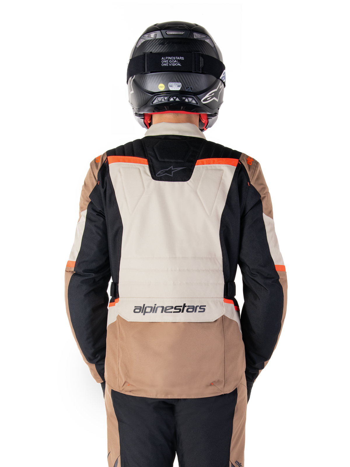 Alpinestars ST-1 Vandtæt Jakke, Dark Khaki Sand Black Red Fluo, set bagfra, adventure touring motorcykeljakke med et stort sandfarvet rygpanel, sorte ærmer og fluorescerende røde detaljer, vist på en kører med en sort hjelm.