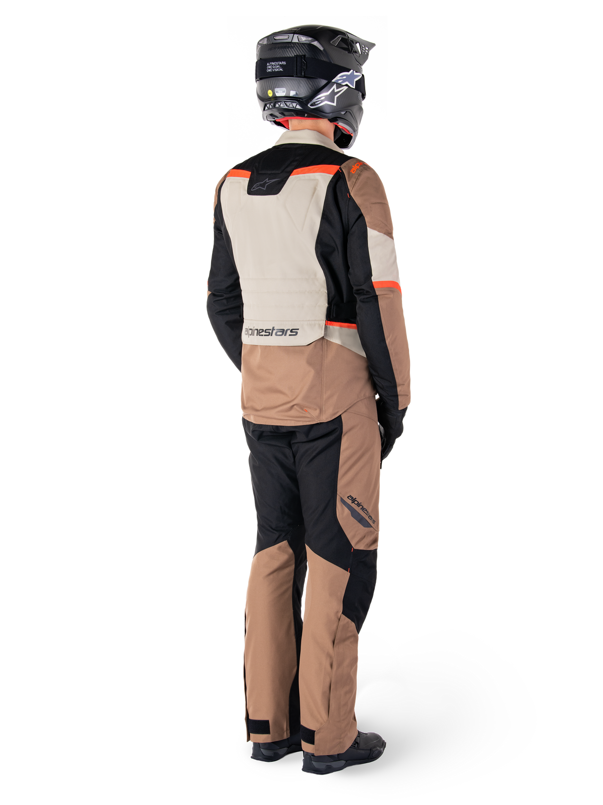 Alpinestars ST-1 Vandtæt Jakke, adventure touring-jakke, Dark Khaki Sand Black Red Fluo, set bagfra med matchende bukser og sort hjelm, med farveopdelte paneler og fluorescerende røde detaljer