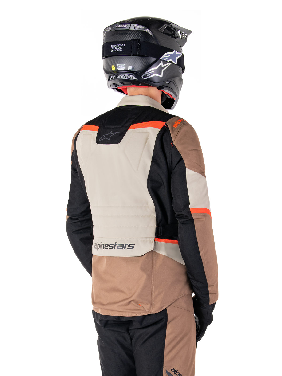 Alpinestars ST-1 vandtæt jakke, adventure touring-jakke, Dark Khaki Sand Black Red Fluo, set bagfra med farveopdelte tekstilpaneler, fluorescerende røde detaljer og Alpinestars-branding nederst på ryggen, båret af en kører med sort hjelm