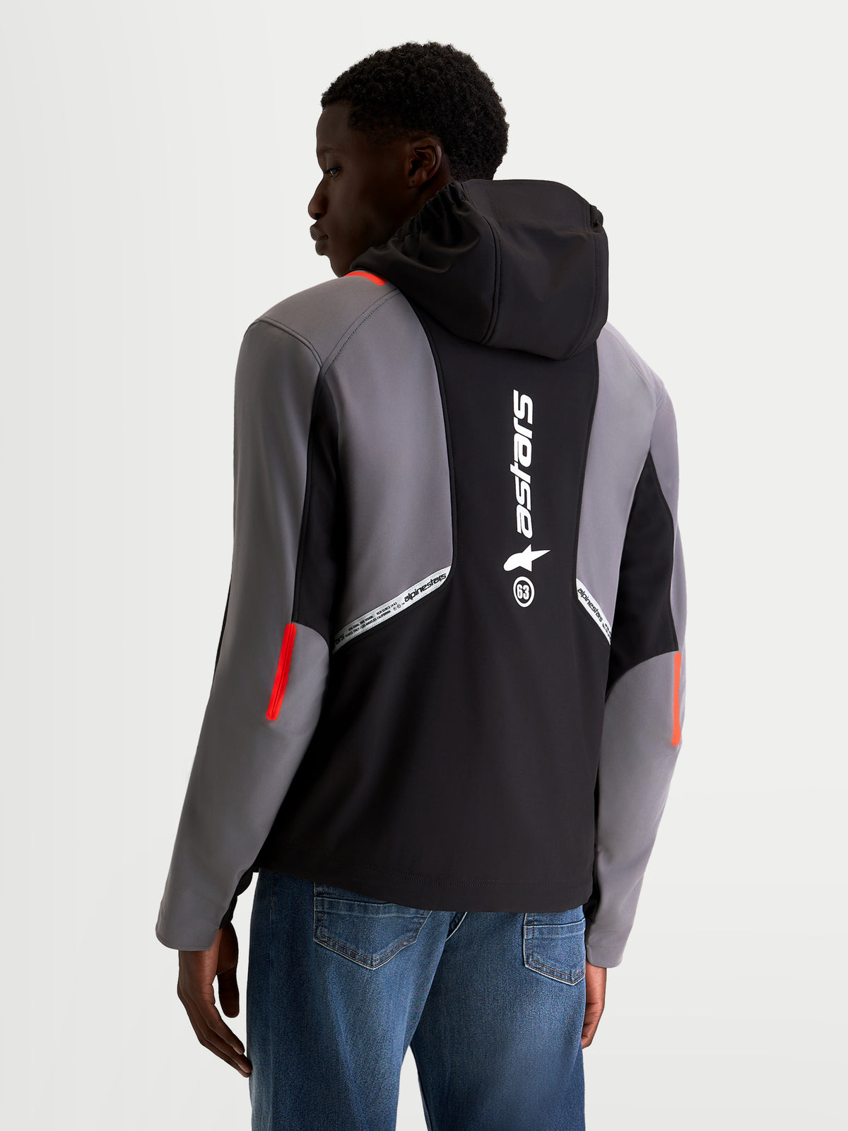 Alpinestars C 5 Drystar Jakke, herre-urban motorcykelsoftshelljakke i sort og mørkegrå, set bagfra på en model der viser den integrerede hætte, stort reflekterende Alpinestars-logo på ryggen og vandtæt tekstilkonstruktion