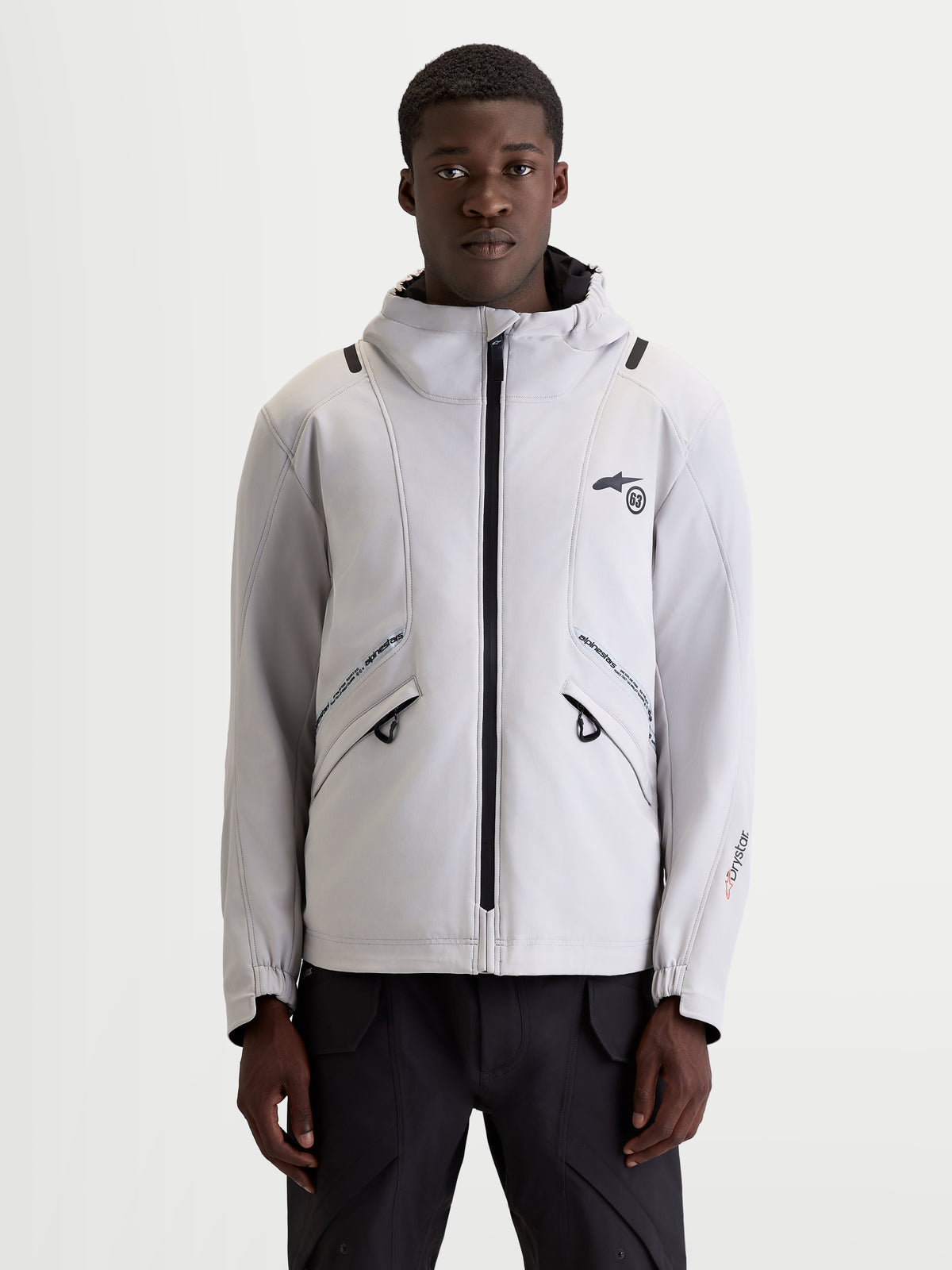 Alpinestars C 5 Drystar Jakke, herre urban-motorcykeltekstiljakke i lysegrå og sort, set forfra på model iført integreret hætte og vandtæt køretøj