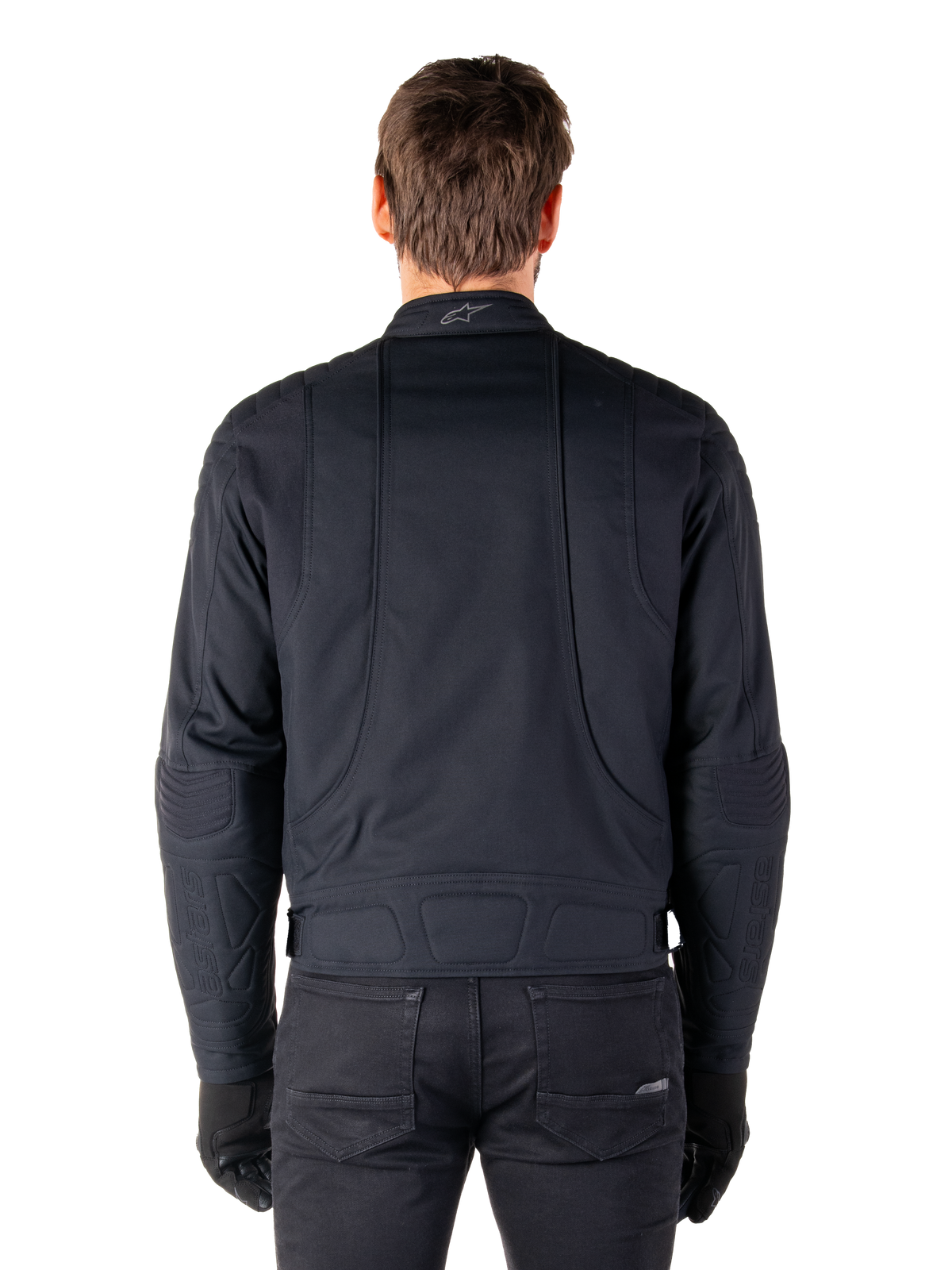 Alpinestars Clayton WR Jakke, sort, set bagfra på en mand iført den vandafvisende urbane motorcykeljakke, med quiltede forstærkninger på skuldre og albuer, ergonomiske linjer og en mat finish