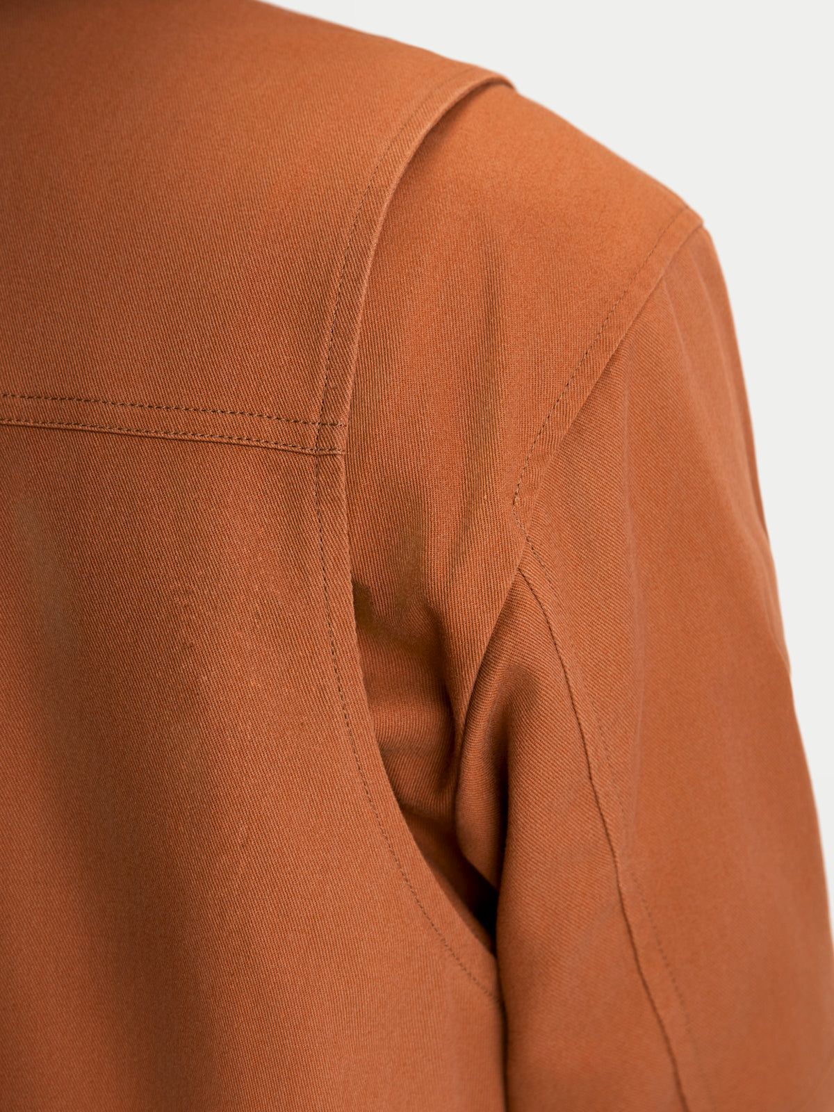 Alpinestars Mustang WP jakke, herre-urban-motorcykeljakke i mørk rust, nærbillede af skulderlæg og stretch twill-konstruktion
