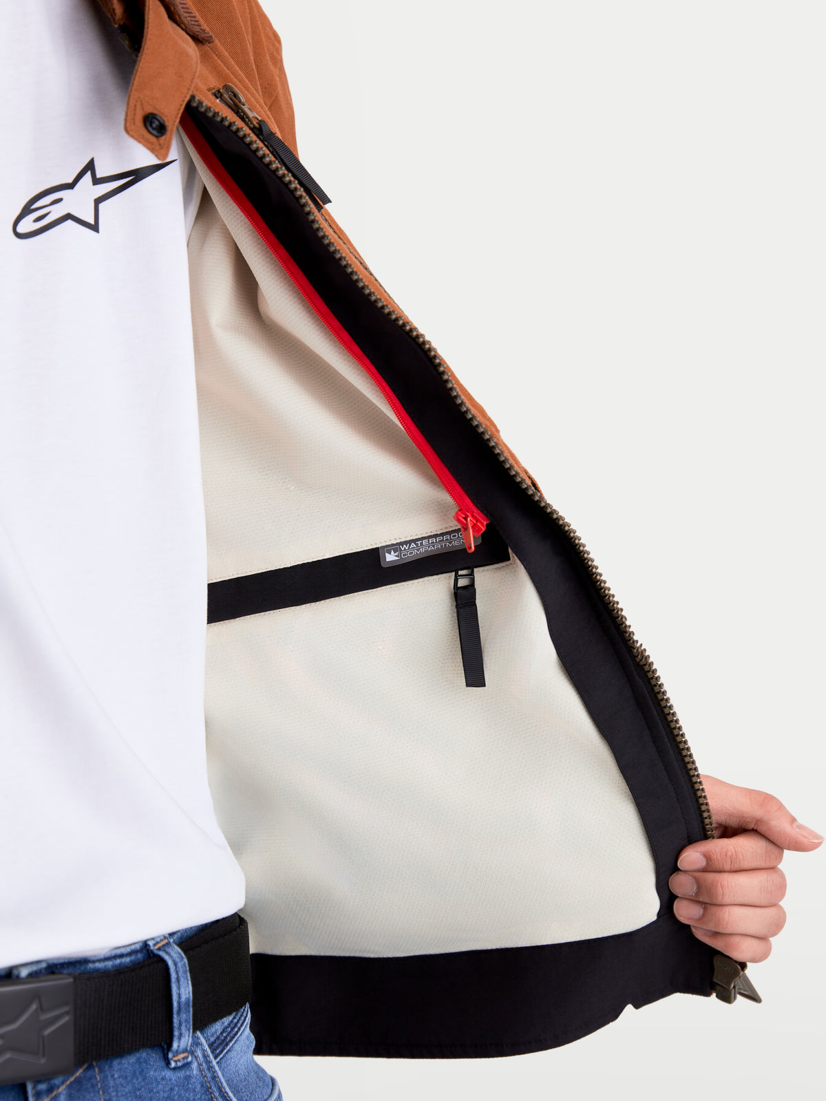 Alpinestars Mustang WP jakke, urban motorcykeljakke indvendigt udsyn i mørkebrun og sort, der viser det interne vandtætte rum, stormklap og foring