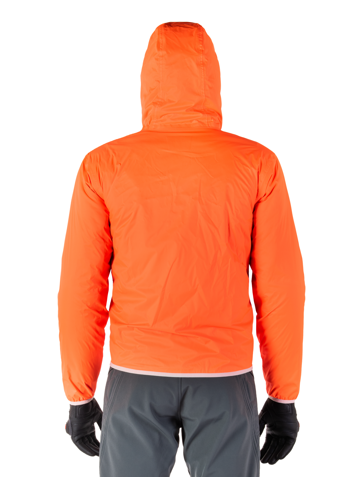 Alpinestars Mohobbs Waterproof Jacket, Bright Orange Fluo pakkebart regnslag, set bagfra af letvægtsjakke med hætte, båret med mørkegrå kørebukser og sorte handsker