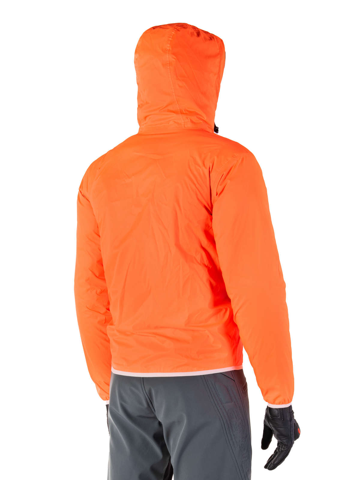 Alpinestars Mohobbs vandtæt jakke, pakkebart nødregnslag i klar Orange Fluo, set bagfra med stormsikker hætte, båret med mørkegrå kørebukser og sorte handsker, letvægts vandtæt urban motorcykeludstyr