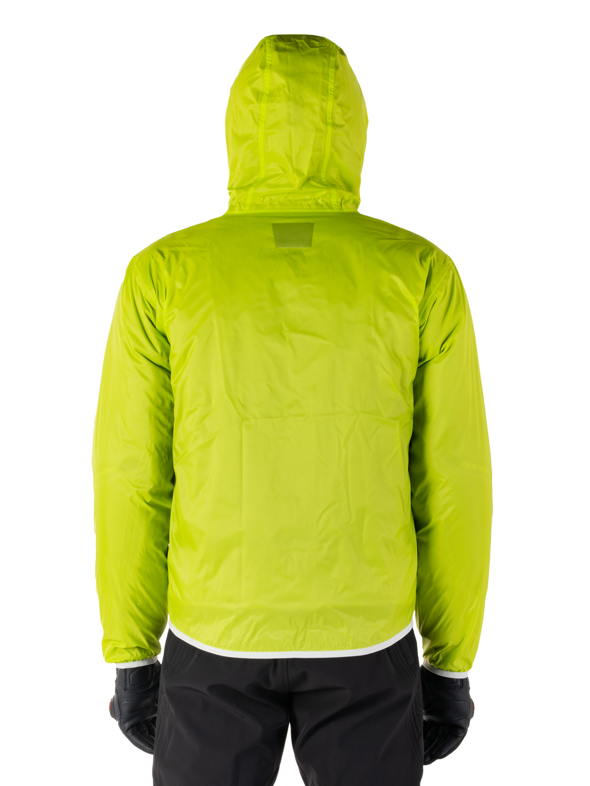 Alpinestars Mohobbs vandtæt jakke, Lime Punch pakkebart regnslag, stærk limegrøn jakke med hætte, set bagfra, båret med sorte bukser og handsker, vandtæt moto-streetwear