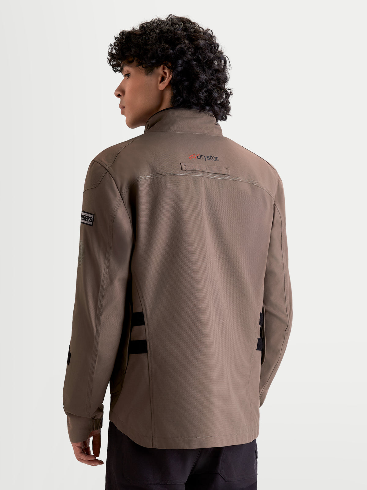 Alpinestars Altan Drystar jakke, herre-motorcykeljakke i valnødbrun og sort, set bagfra på en model der viser field-jacket-snittet og Drystar-branding