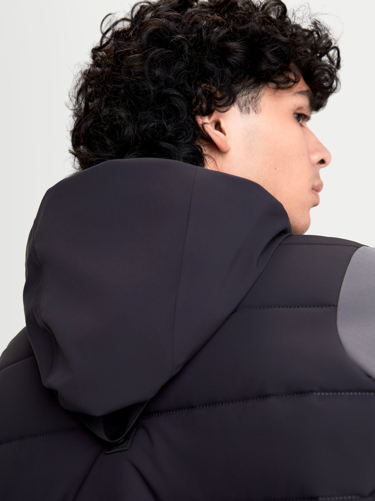 Alpinestars Therma-Tech vandtæt jakke, herre urban motorcykeljakke i sort og mørkegrå, nærbillede bagfra der viser hætten, båret af model