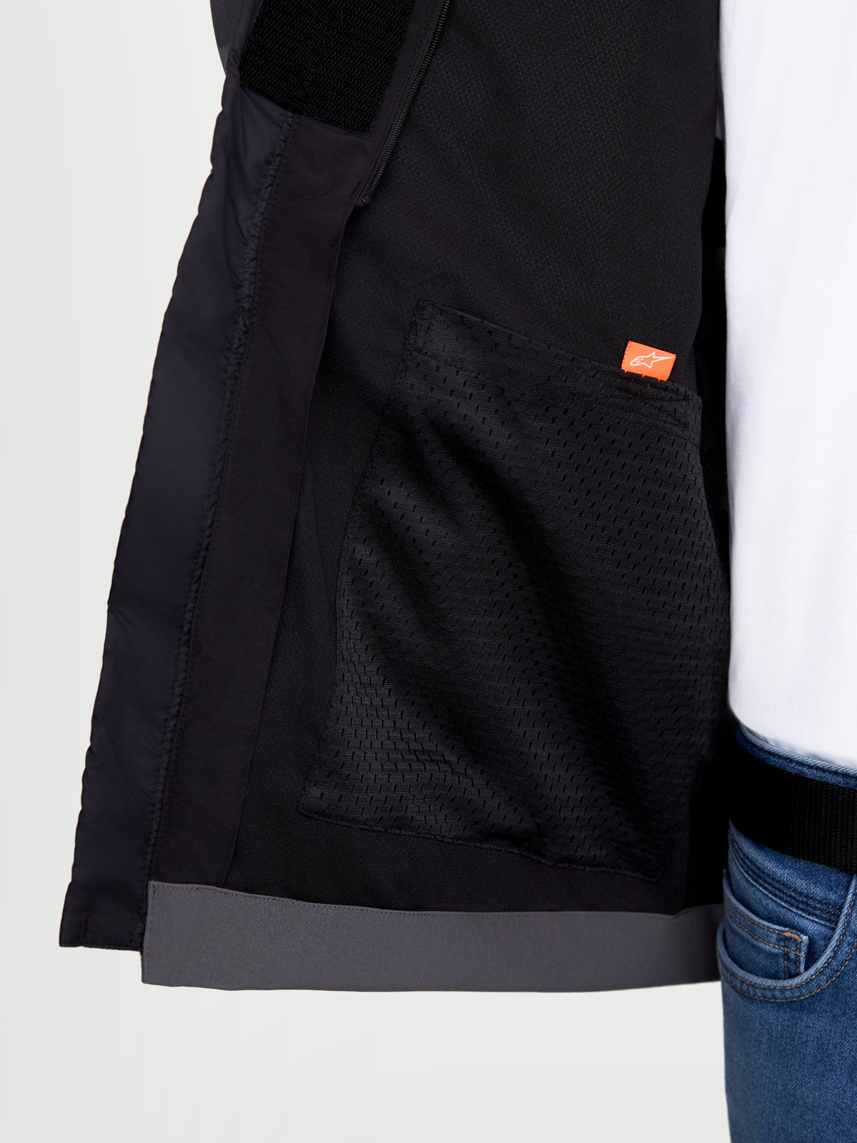 Alpinestars Therma-Tech WP jakke, urban motorcykeljakke, nærbillede af inderdel med meshlomme og mærkelogo, sort og mørkegrå, softshell-tekstilkonstruktion