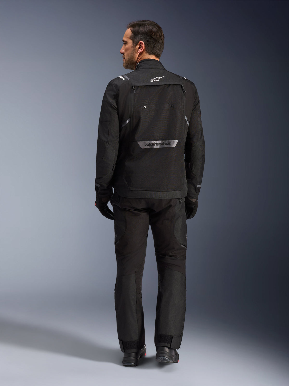 Alpinestars Cusco Drystar® Jakke, sort adventure touring-jakke til herrer med reflekterende detaljer, set bagfra.