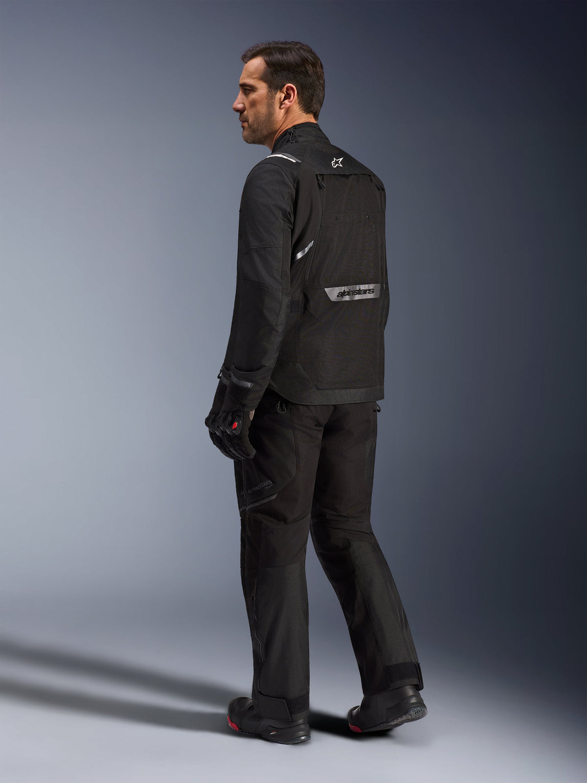 Alpinestars Cusco Drystar® jakke, sort adventure touring-motorcykeljakke i tekstil, set bagfra med reflekterende branding.