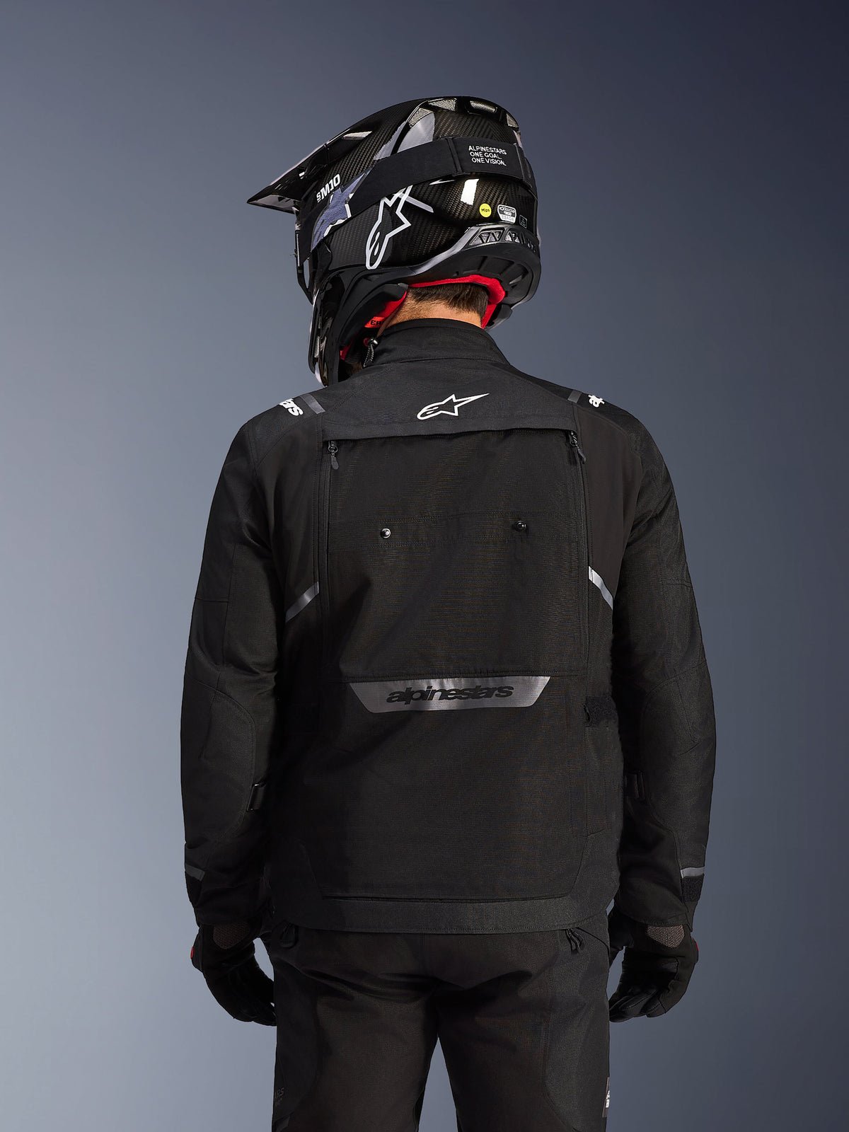 Alpinestars Cusco Drystar® jakke, sort adventure touring-tekstiljakke til herrer, set bagfra med reflekterende branding.