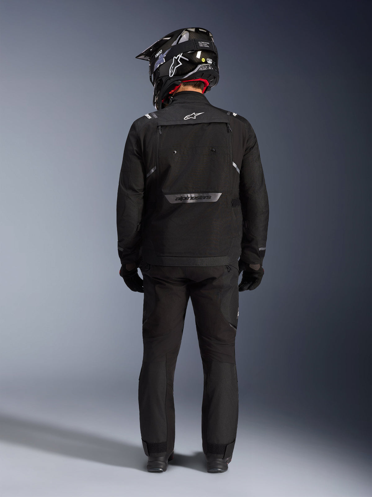 Alpinestars Cusco Drystar jakke, sort adventure touring motorcykeljakke set bagfra, slidstærk tekstilkonstruktion.