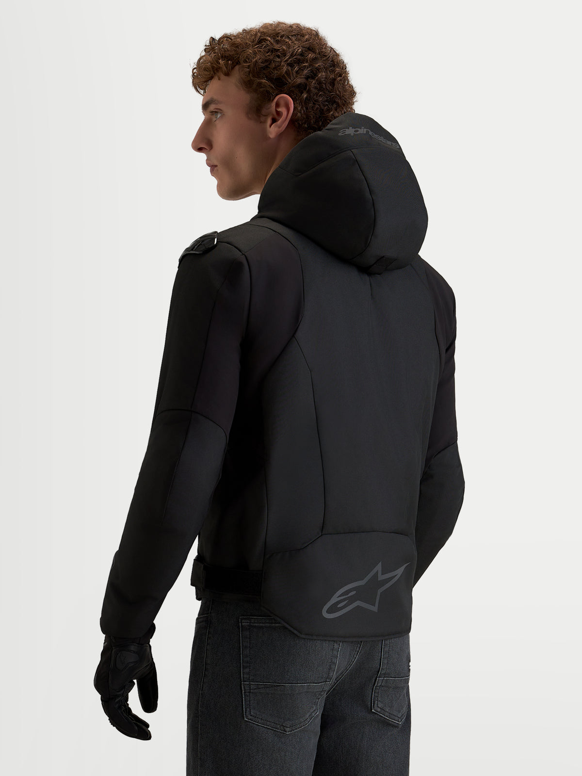 Alpinestars Zaca V 2 Waterproof motorcykeljakke, sort herremodel med integreret hætte, udvidet rygstykke med Alpinestars-logo og Tech-Air-klargjort design, vist bagfra på model
