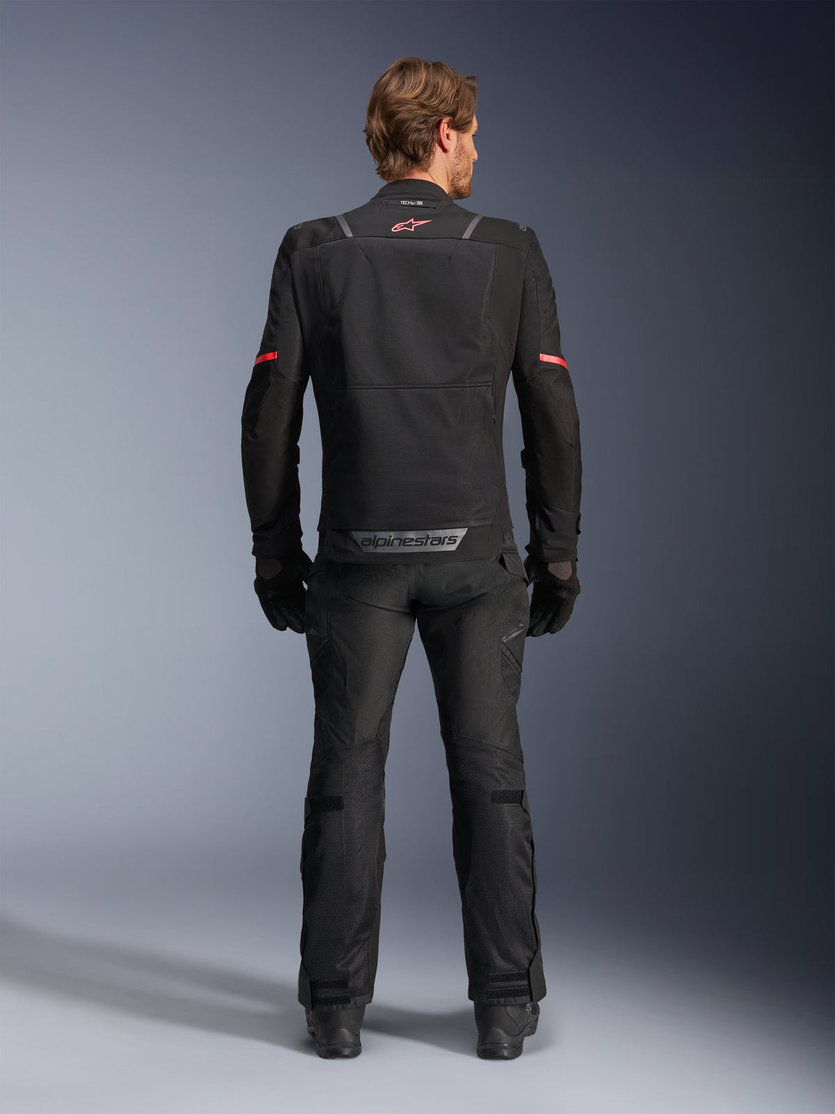 Alpinestars ST-2 Air Jakke, touring-motorcykeljakke til mænd, sort med mesh-paneler og rødt logo, set bagfra.