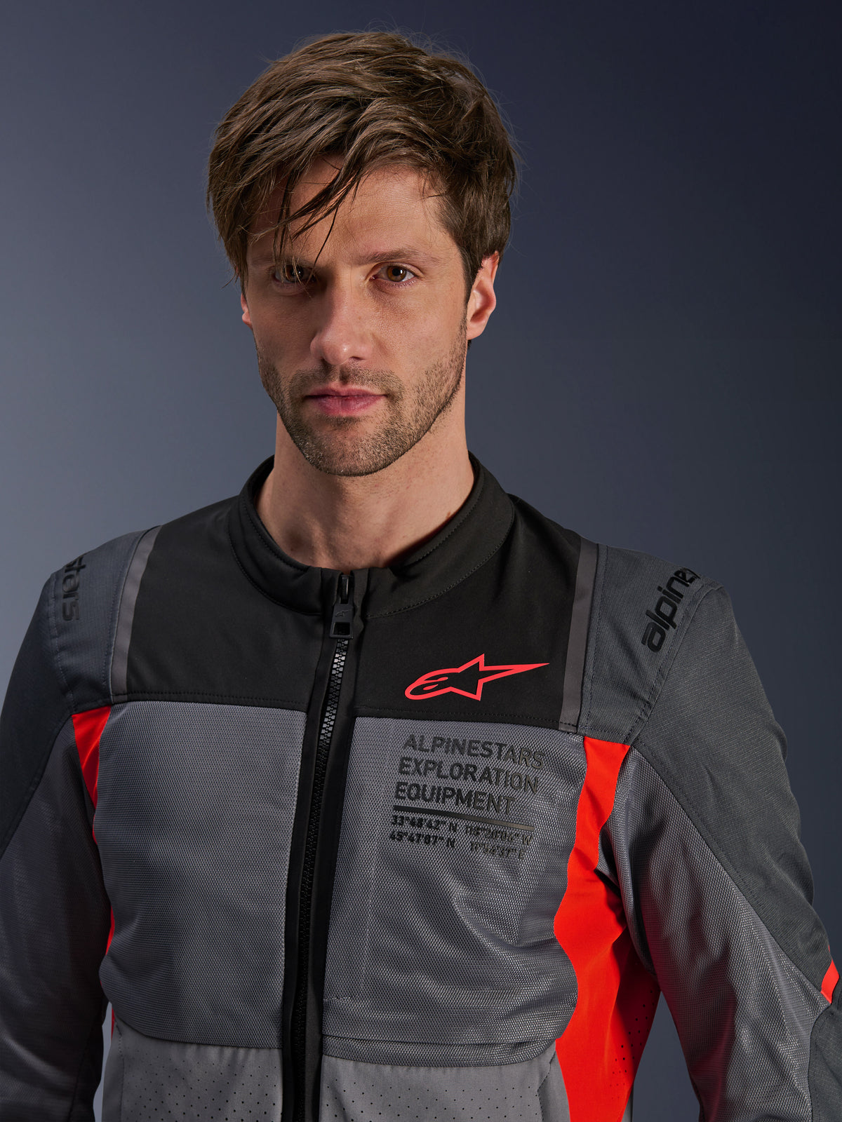 Alpinestars ST-2 Air Jakke, herre-touringmotorcykeljakke i grå og rød tekstil med mesh-ventilation, båret af en model.