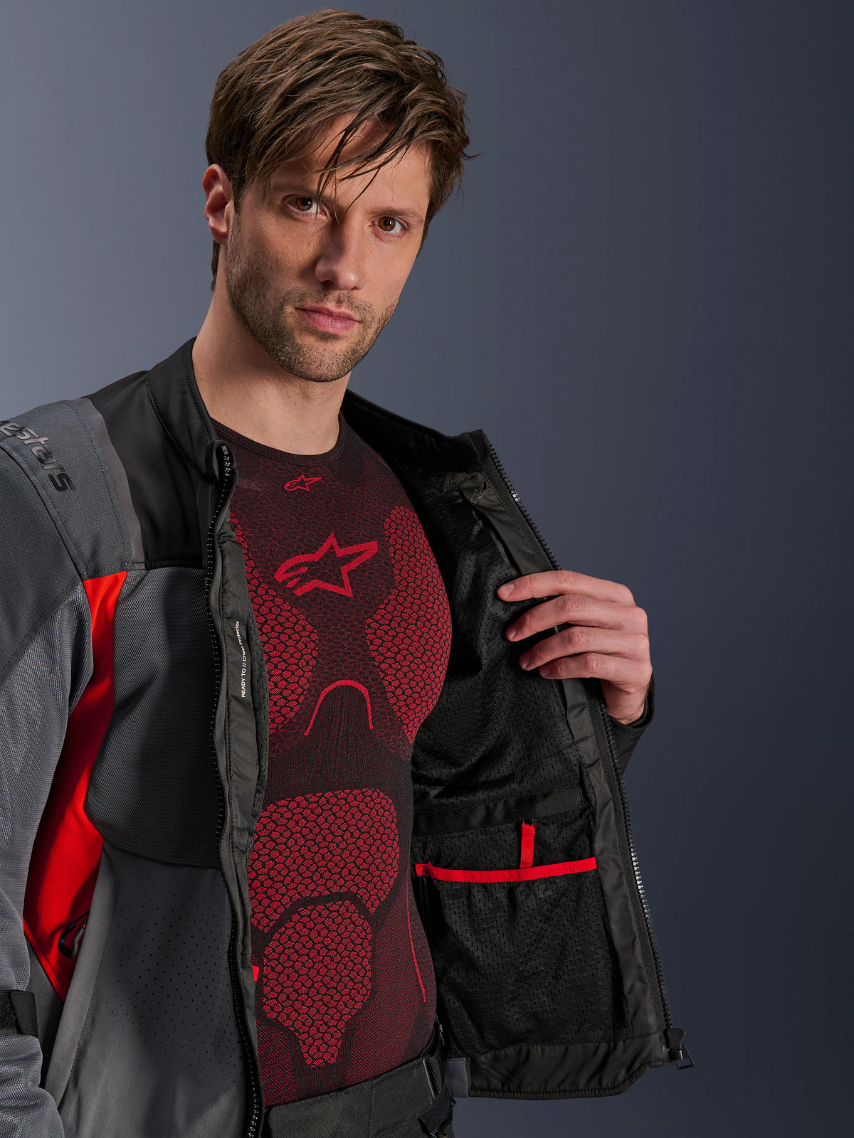 Alpinestars ST-2 Air jakke, herre-adventure-motorcykeljakke, grå og rød, åben med mesh-foring og indvendig lomme.