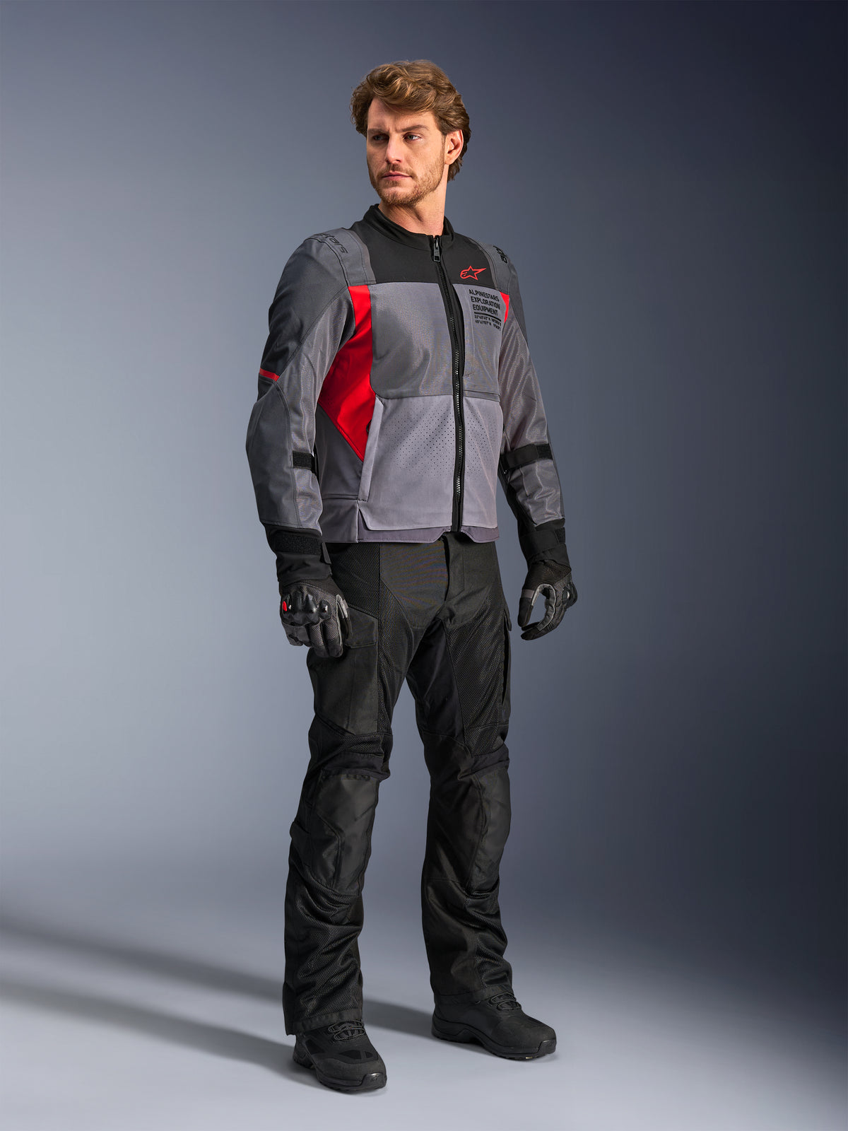 Alpinestars ST-2 Air Jakke på model, motorcykeljakke til adventure touring, herre, grå og rød, tekstil