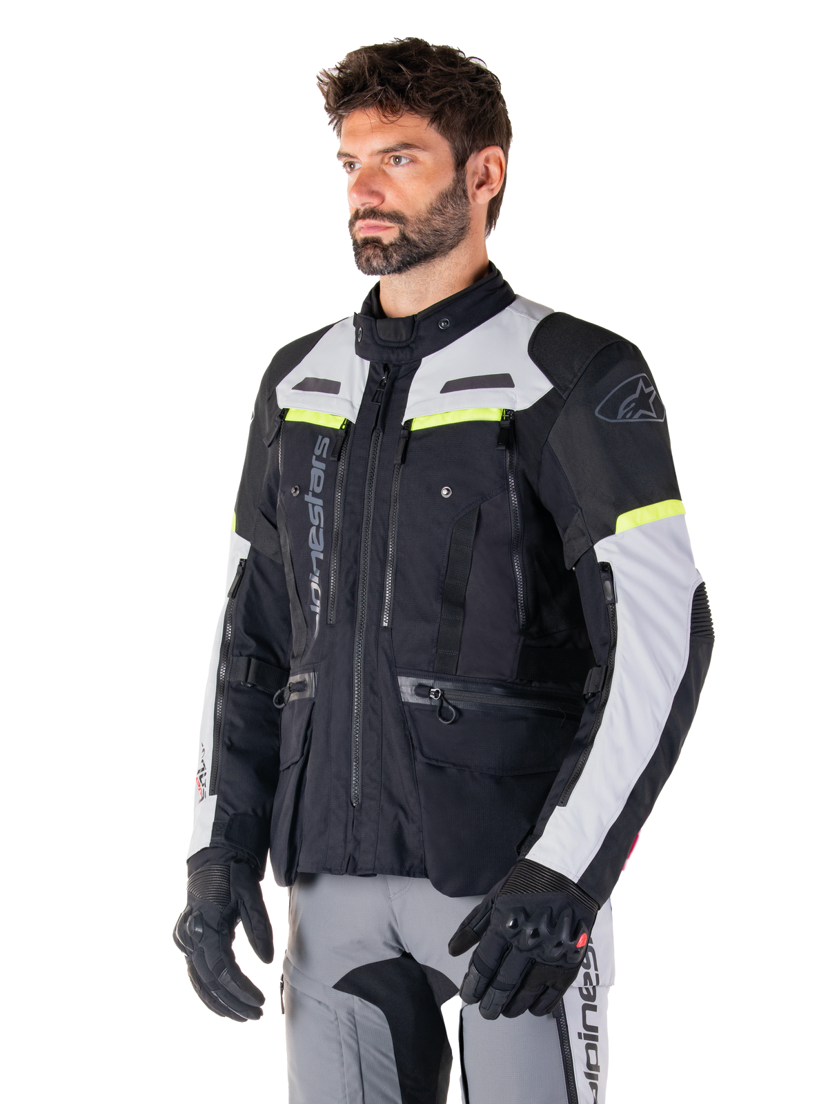 Alpinestars Bogota' Pro Drystar® jakke, vandtæt adventure touring-motorcykeljakke til herrer, sort og isgrå med gul fluo, båret af en mand.