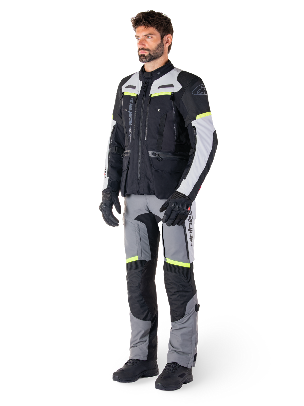 Alpinestars Bogotá Pro Drystar® jakke på model, vandtæt adventure touring-motorcykeljakke i sort og grå med gul fluo