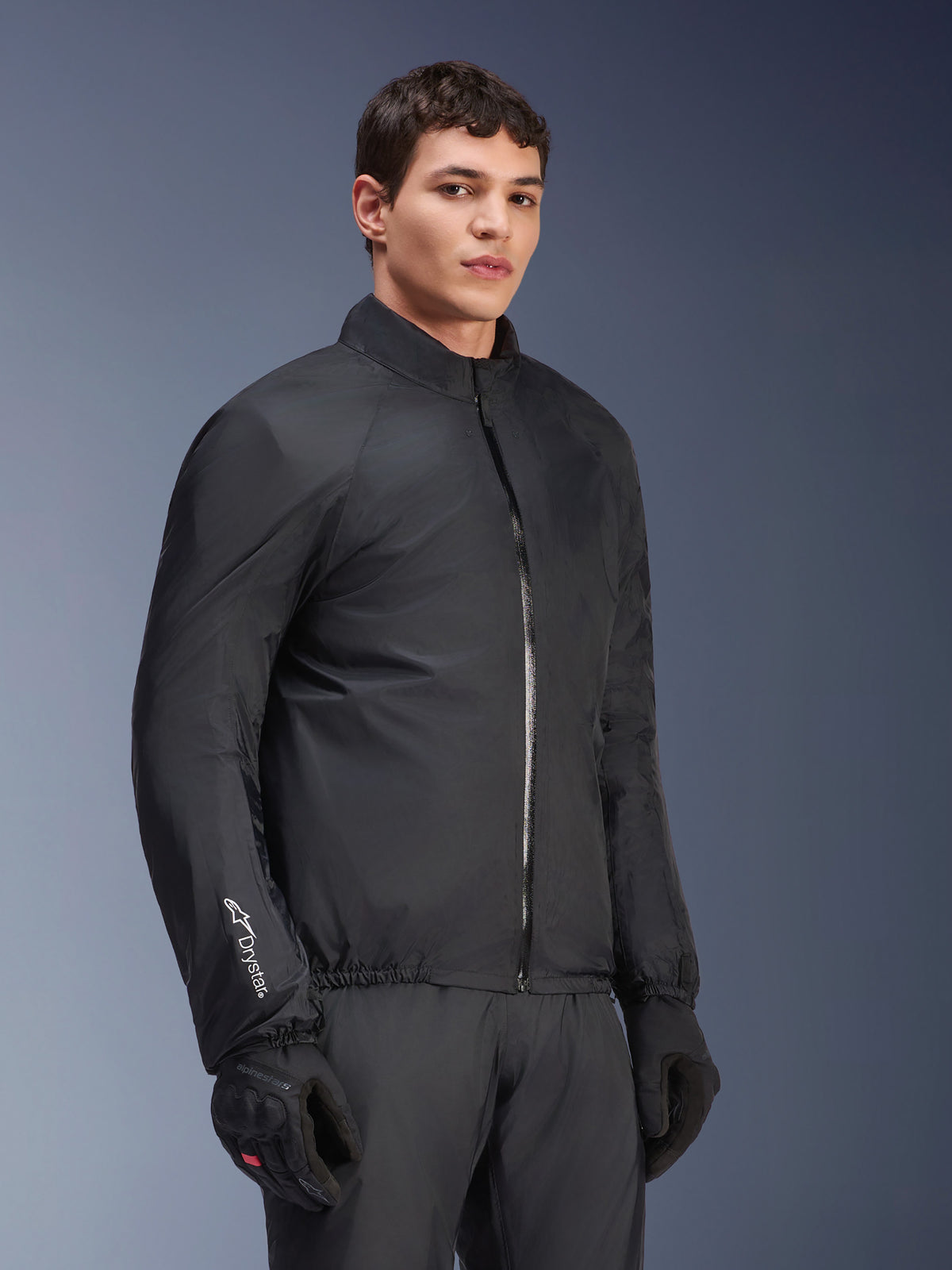 Alpinestars Andes Air Drystar® jakke, vandtæt membran, sort, båret af en mandlig model med sorte handsker og bukser, letvægts teknisk tekstil med 'Drystar'-branding på ærmet, studieoptagelse