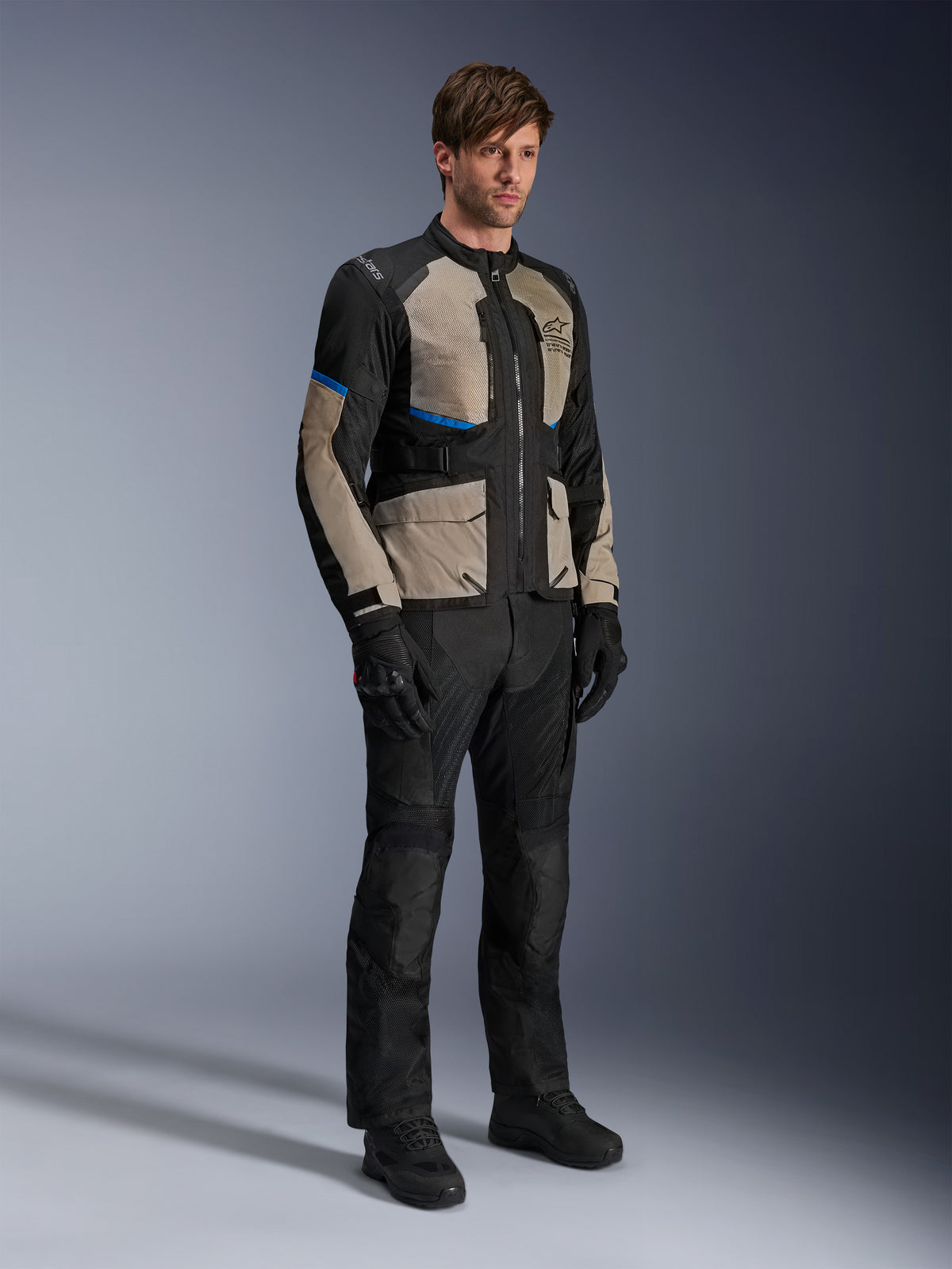 Alpinestars Andes Air Drystar® jakke, motorcykel touringjakke, sort, Laurel Gray og klar blå, båret med matchende kørebukser og handsker, med omfattende mesh-paneler til luftgennemstrømning og en vejorienteret pasform, adventure touring-udstyr