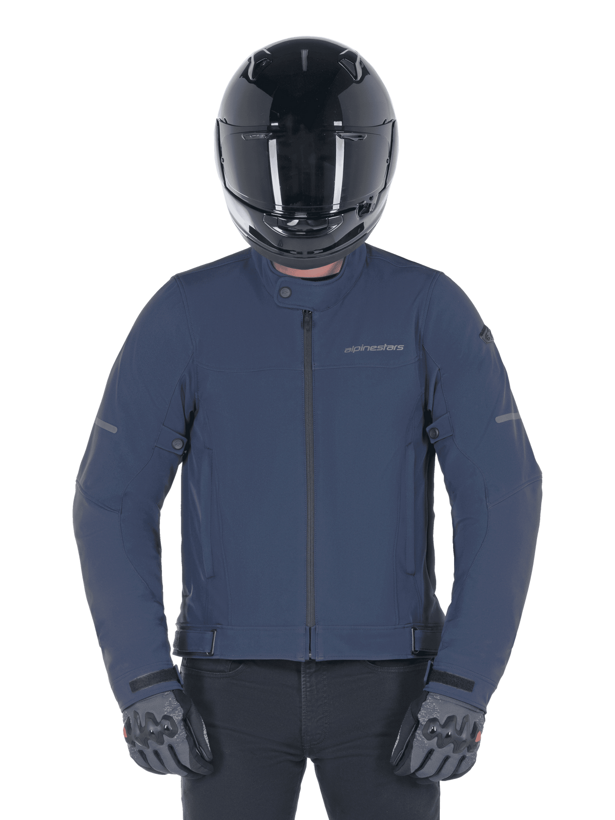 Alpinestars Husker Waterproof Jacket, Night Navy, urban motorcykeljakke båret med en sort full-face hjelm og grå handsker, med teknisk softshell-ydre og diskret branding