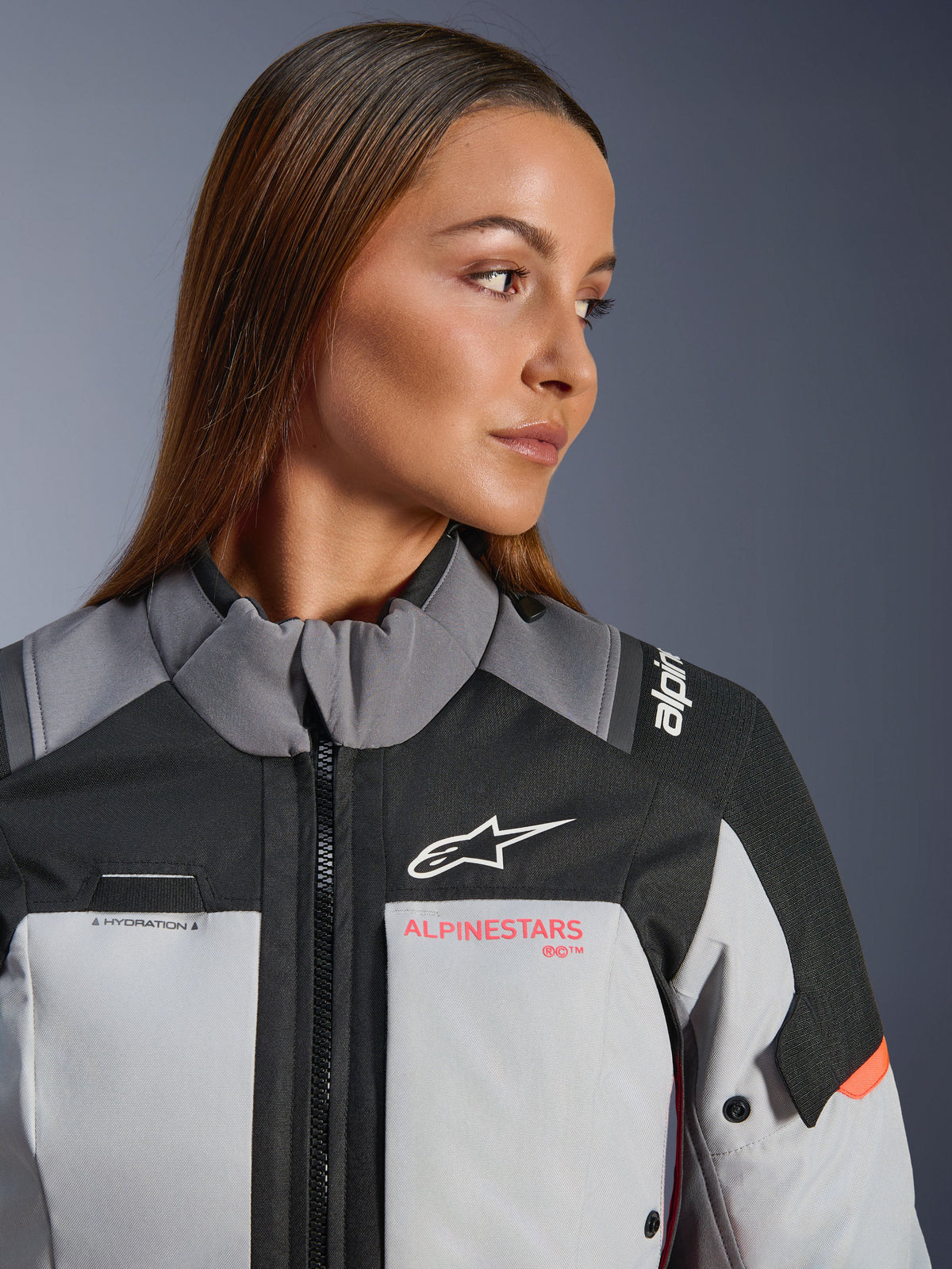 Alpinestars Stella Andes V4 Drystar jakke, dame-motorcykeljakke til adventure, grå og coral fluo, vandtæt teknisk tekstil.