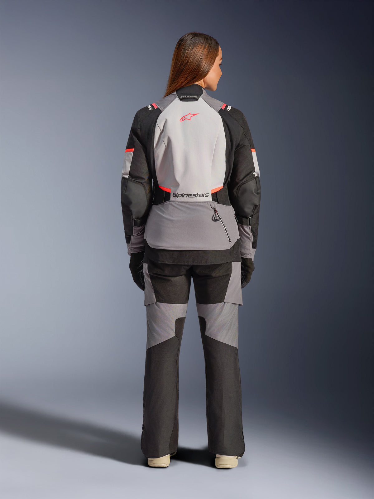 Alpinestars Stella Andes V4 Drystar jakke, grå og sort vandtæt adventure touring-motorcykeljakke til damer set bagfra.