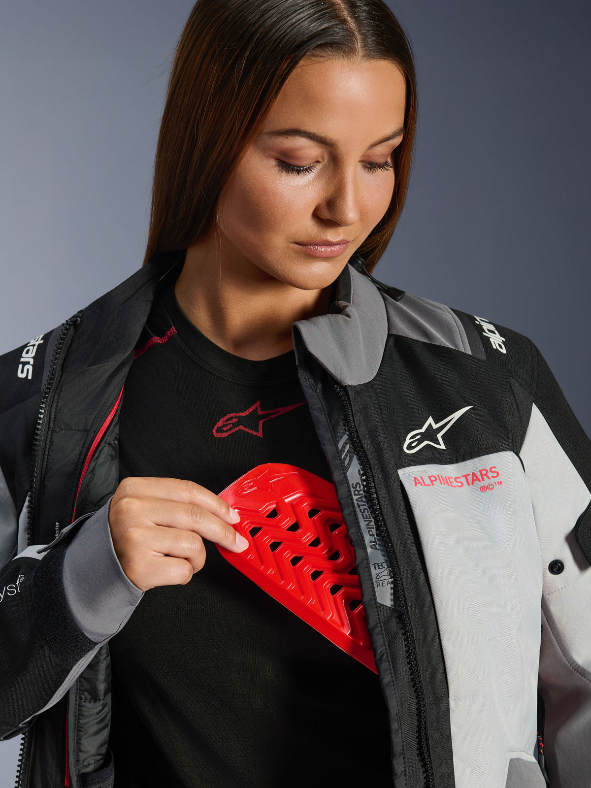 Alpinestars Stella Andes V4 Drystar® motorcykeljakke til damer, grå og sort med rød brystbeskytter, vandtæt adventure-udstyr.