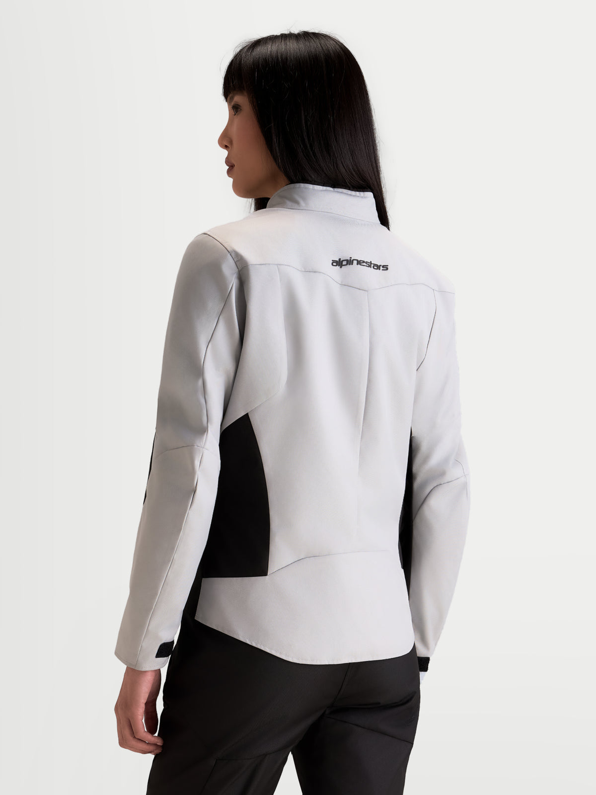 Alpinestars Stella C-1 Waterproof Jakke, dame-motorcykeljakke til urban brug i isgrå og sort, bagfra af model der viser rygkonstruktion og mærkelogo på øvre ryg