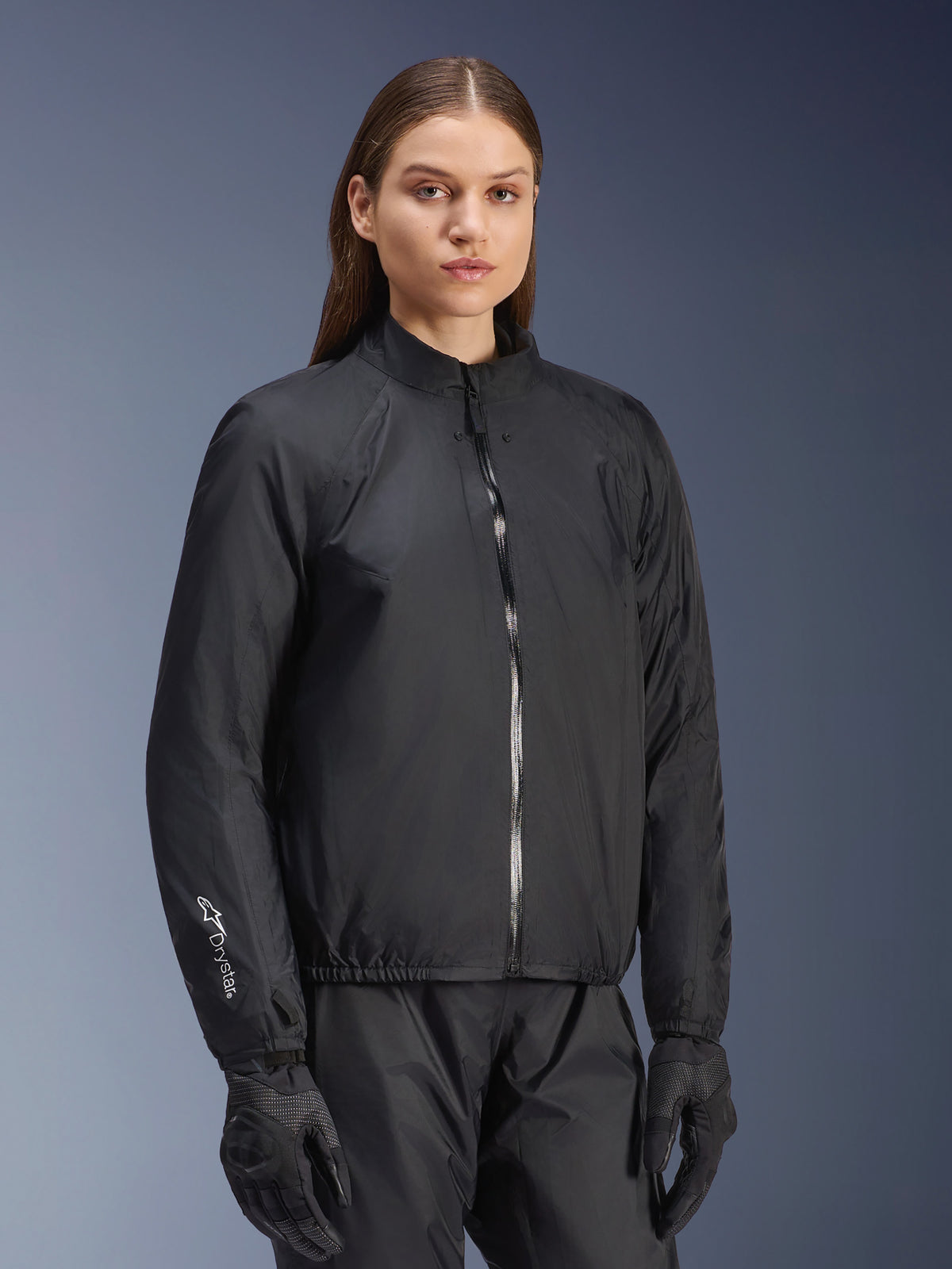 Alpinestars Stella Andes Air Drystar® Jakke, motorcykeljakke til kvinder, sort, med det aftagelige vandtætte membranlag med gennemgående lynlås foran og Drystar-logo på ærmet, båret med matchende sorte kørebukser og handsker