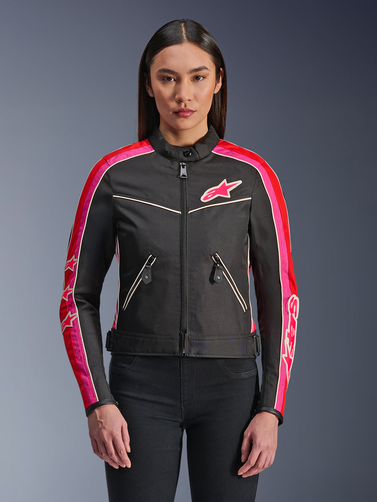 Alpinestars Stella T-Dyno WR-jakke, motorcykeljakke i tekstil til damer, sort med klare røde og fuchsia-farvede detaljer, med fuchsia-farvede striber og stjernelogoer på ærmerne og brystet, lommer med lynlås og vintage-inspireret biker-pasform