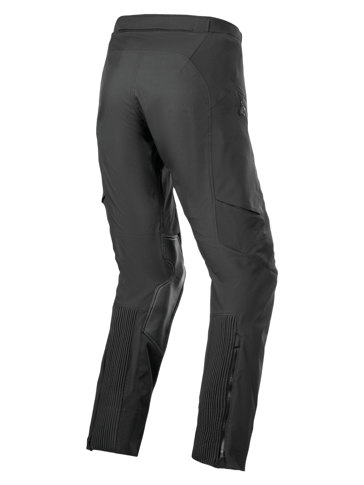 Alpinestars AMT-8 Stretch Drystar® XF bukser, adventure touring motorcykelbukser, sort, set bagfra i 3/4 vinkel med harmonika-strækpaneler på læggene, forstærkninger i gedelæder på indersiden af knæene og lynlåsåbning i benene.