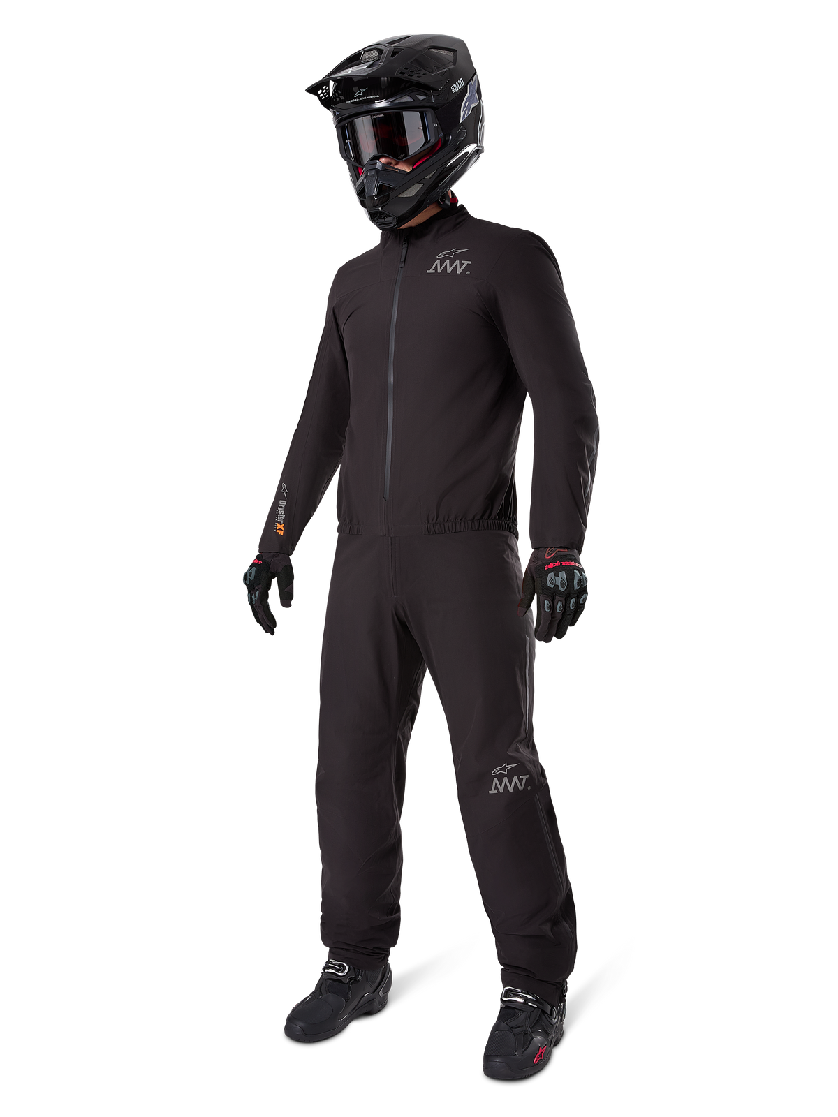 Alpinestars AMT-8 Stretch Drystar XF Liner, komplet sort adventure touring-dragt, vandtæt og vindtæt jakke og bukser, kombineret med sort adventure-hjelm, goggles, handsker og kørestøvler, med AMT-logoer og Drystar XF-branding på ærmer og ben.