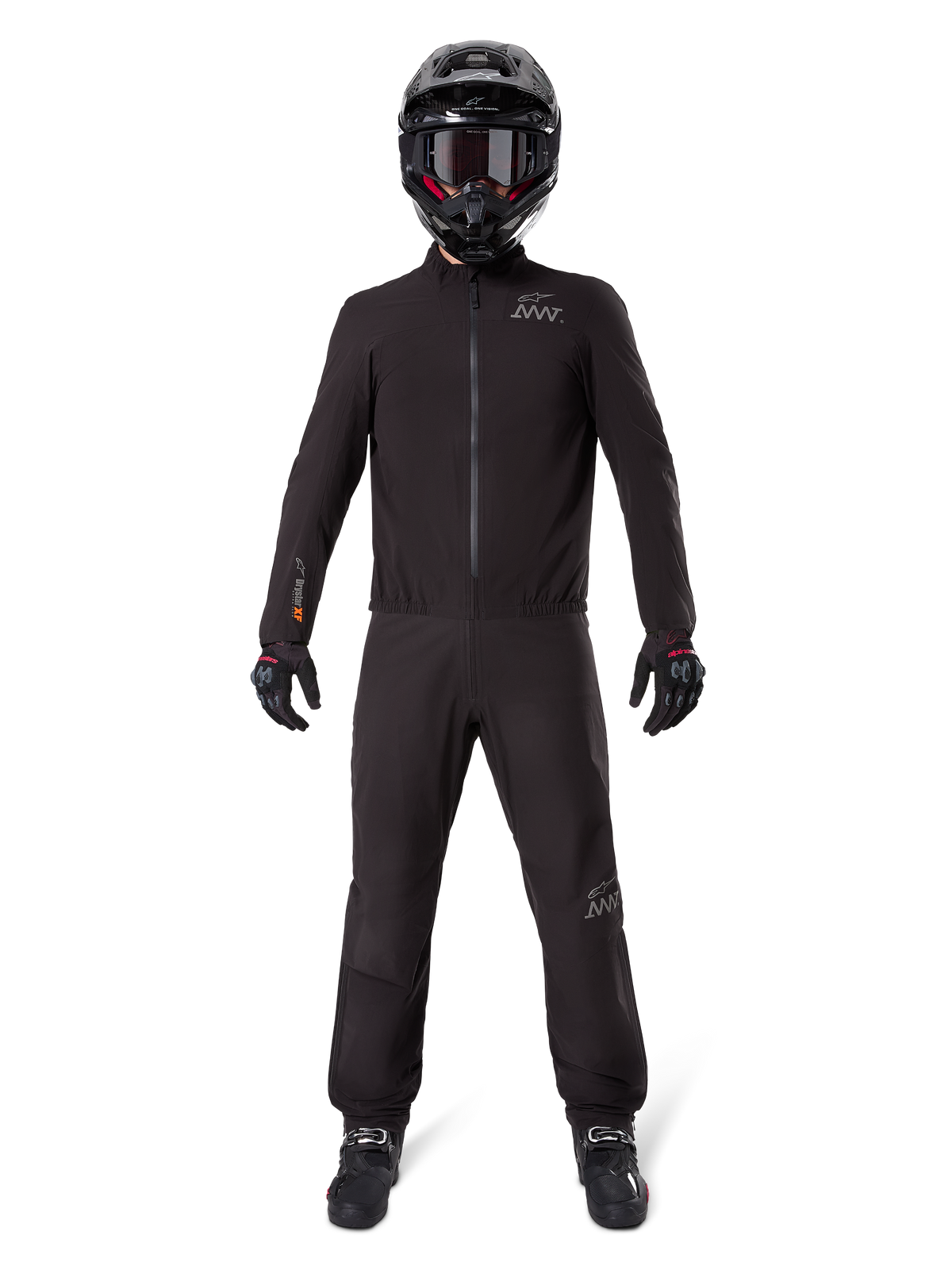 Motorcykelrytter iført Alpinestars AMT-8 Stretch Drystar® XF bukse-liner og matchende jakke, helsort vandtæt og vindtæt teknisk udstyr, med sort hjelm, handsker og støvler, strømlinet adventure touring-design