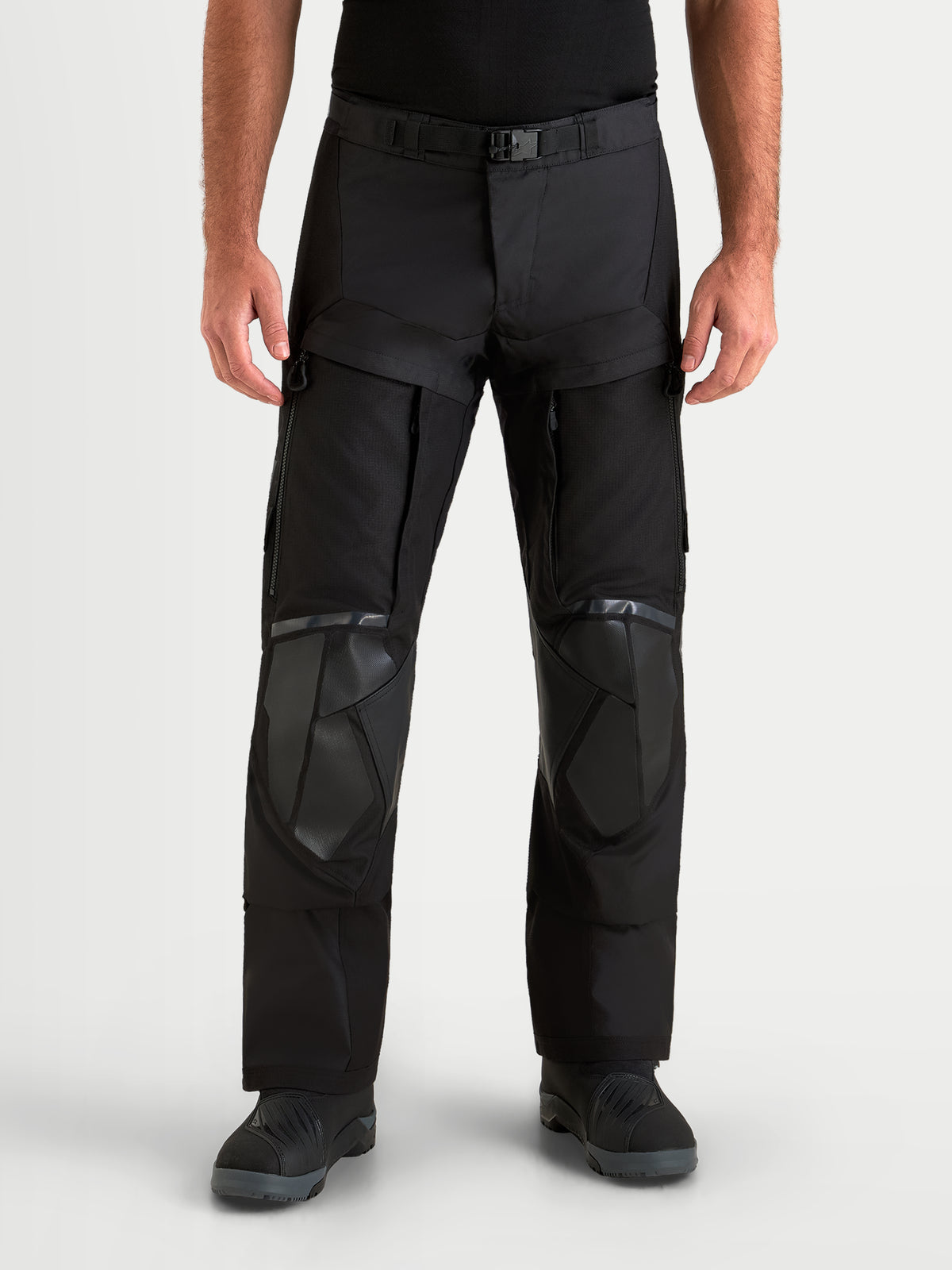 Alpinestars Harok V2 Drystar bukser, herre adventure-motorcykelbukser i sort, ripstop-konstruktion med ventilationsåbninger på lårene, person iført touring-udstyr