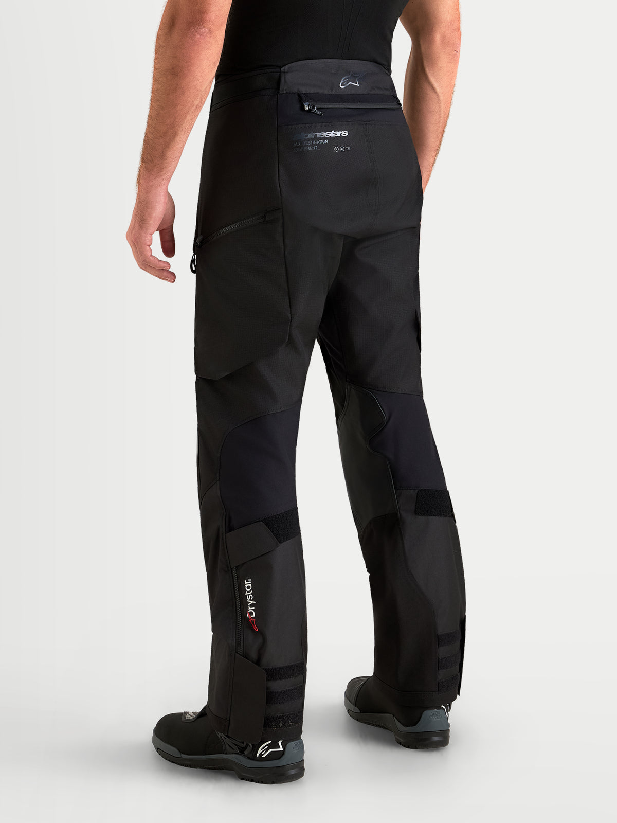 Alpinestars Harok V2 Drystar bukser, herre adventure-motorcykelbukser, sort set bagfra der viser holdbar ripstop-konstruktion, Drystar-branding på underbenet og over-the-boot-design