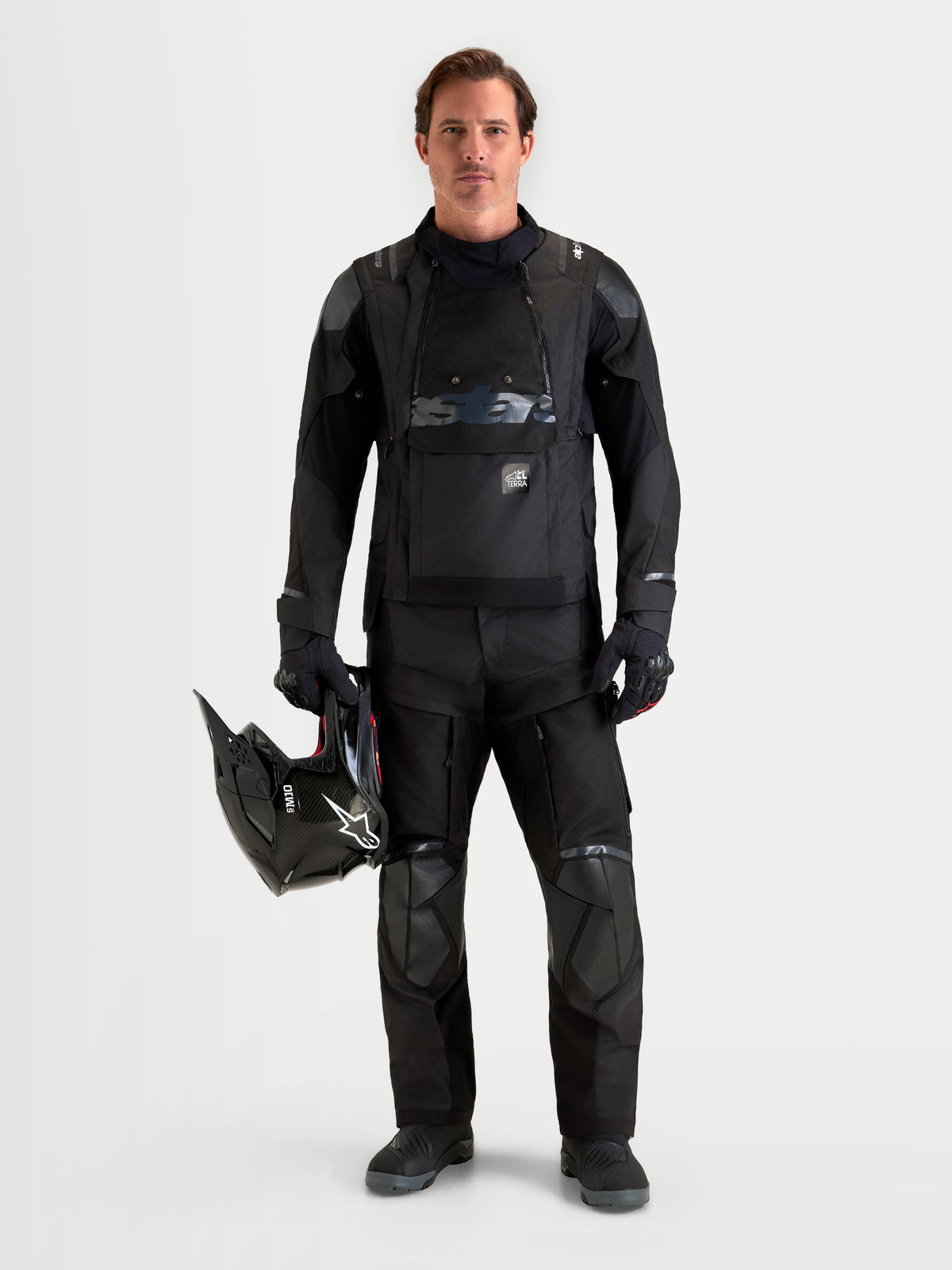 Alpinestars Harok V2 Drystar bukser, sorte adventure-motorcykelbukser, mand iført touring-udstyr med sort hjelm