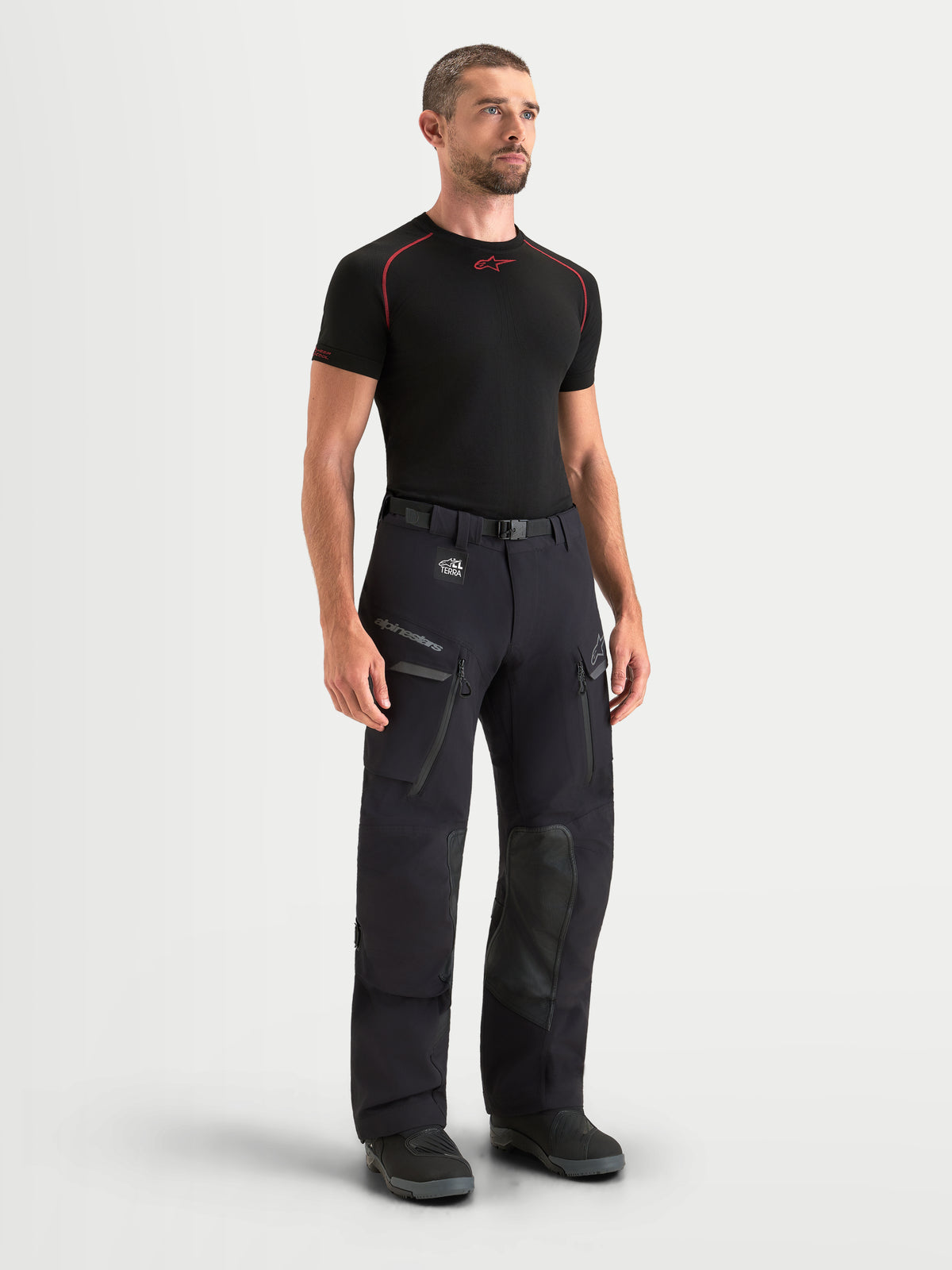 Alpinestars Maxdura Drystar XF laminerede bukser, herre adventure-motorcykelbukser i sort og mørkegrå, med vandtæt 3-lags lamineret konstruktion, cargolommer og CE-certificeret beskyttelse båret af model