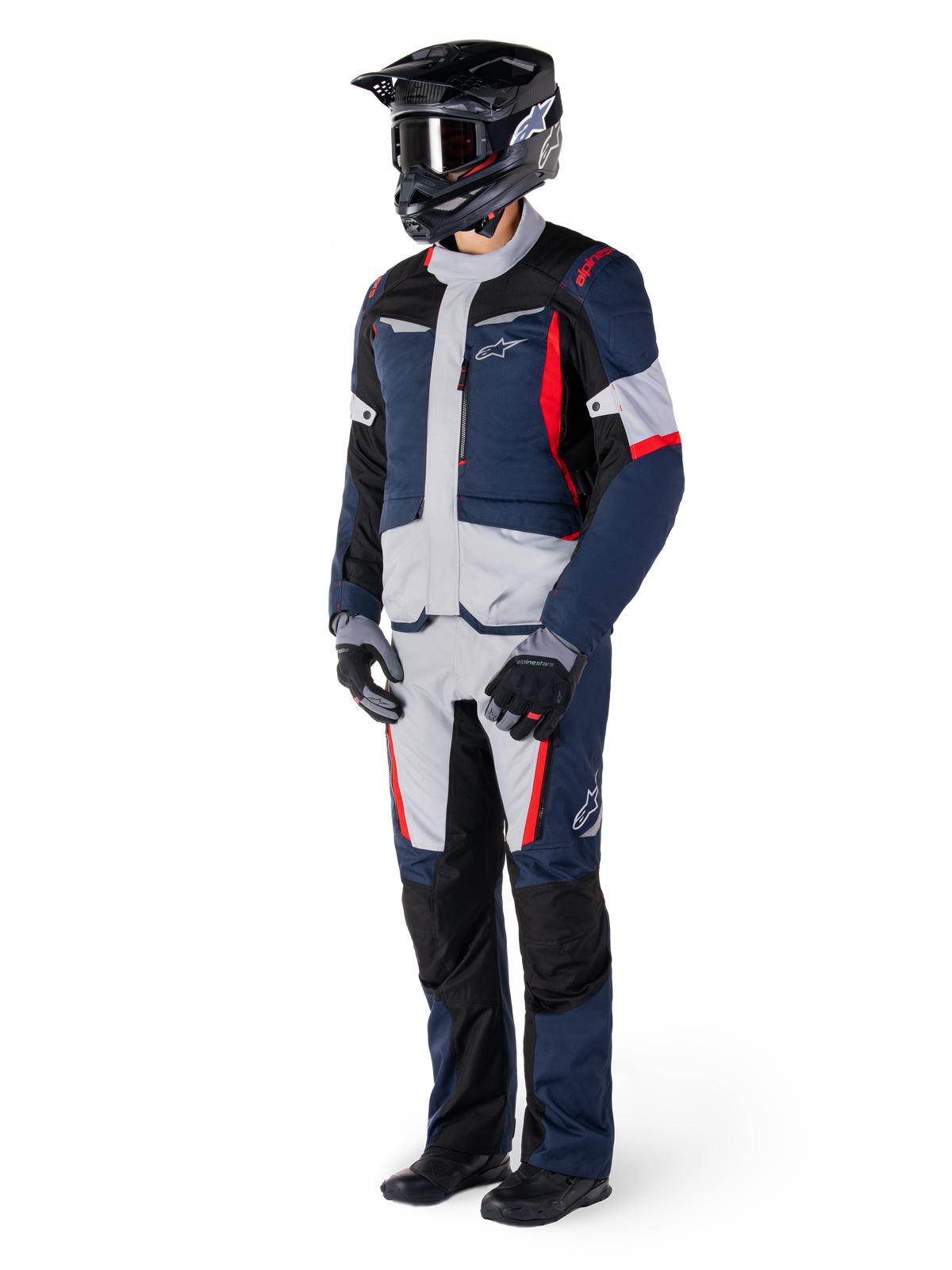 Alpinestars St-1 vandtætte bukser, adventure touring-bukser, mørkeblå, sort og klar rød, vist med en matchende touringjakke, sort hjelm, handsker og støvler, med lysegrå paneler, røde detaljer og Alpinestars-branding, designet til kørsel i al slags vejr.